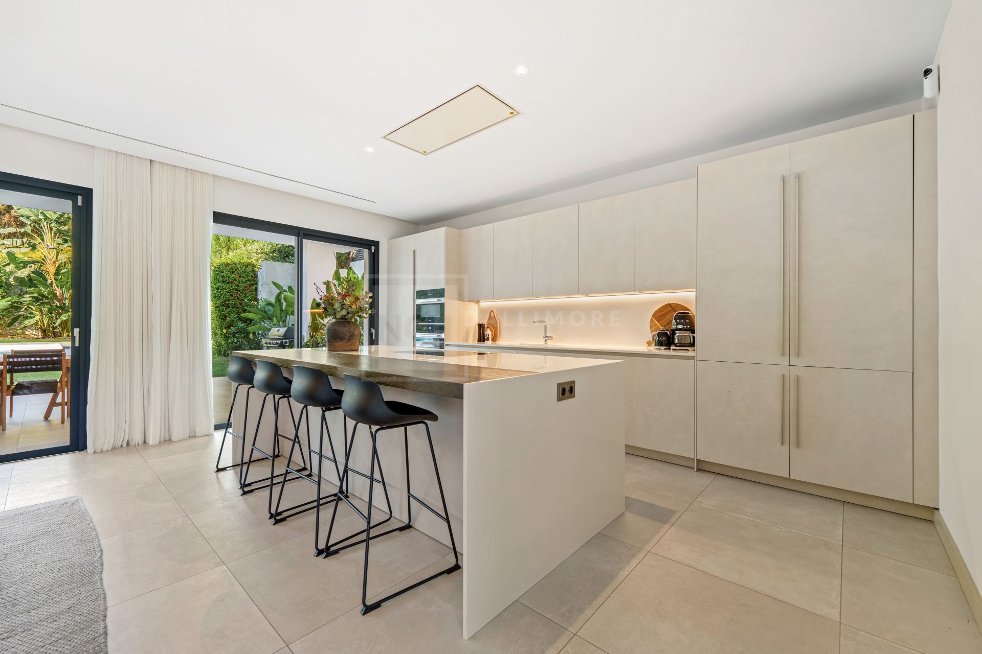 Contemporary Villa With 5 Bedrooms, Pool And Rooftop Solarium In Marbella