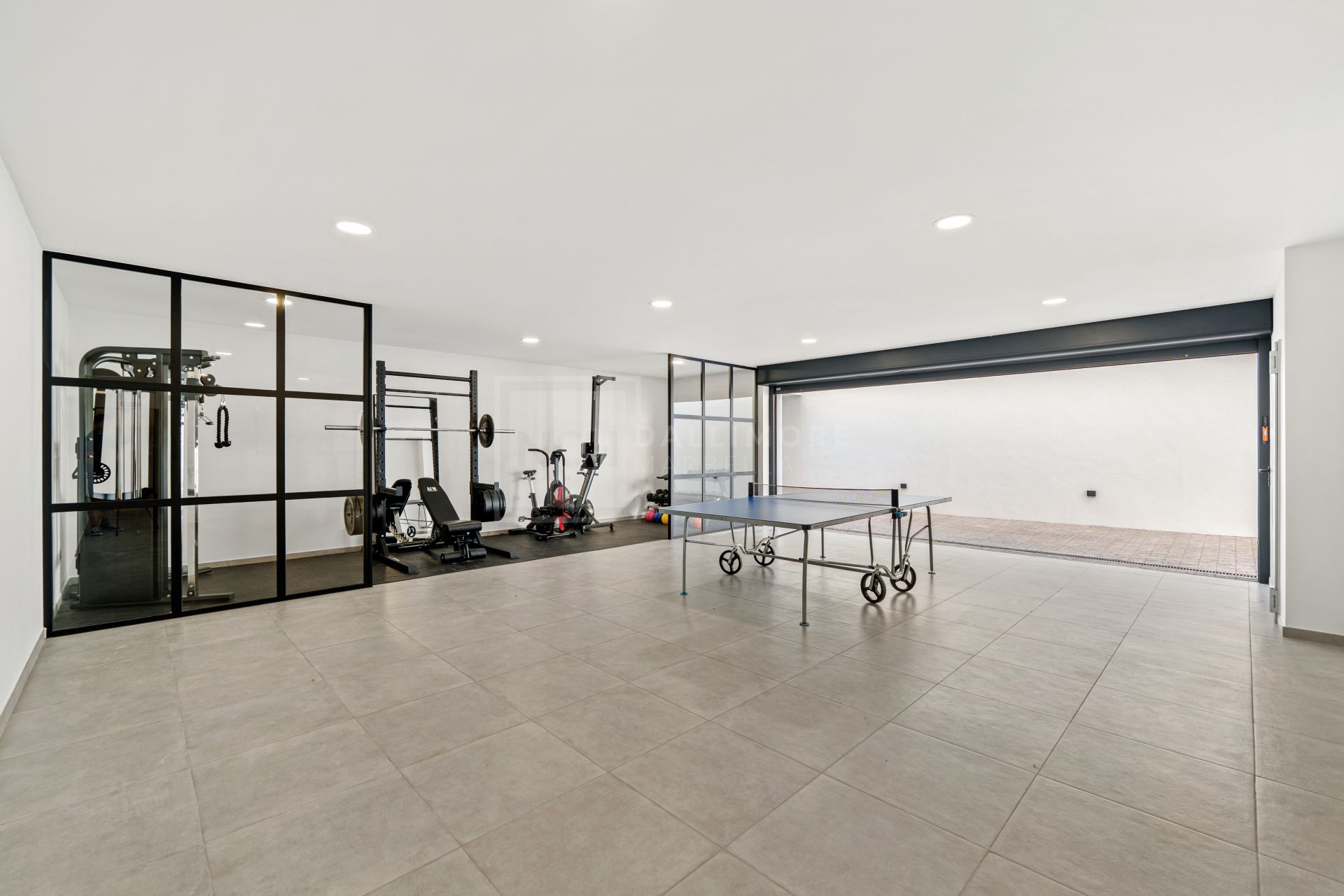 Contemporary Villa With 5 Bedrooms, Pool And Rooftop Solarium In Marbella