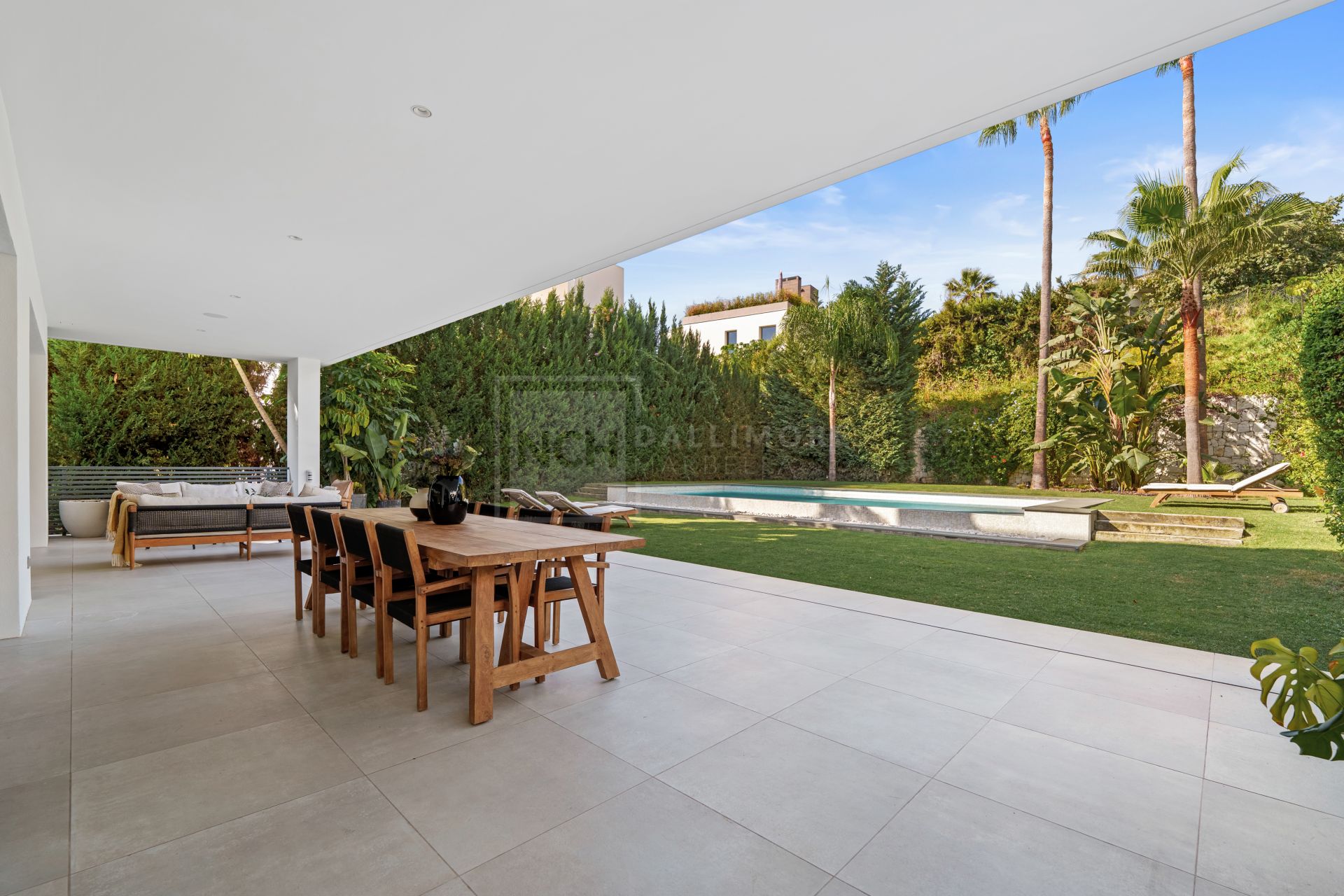 Contemporary Villa With 5 Bedrooms, Pool And Rooftop Solarium In Marbella