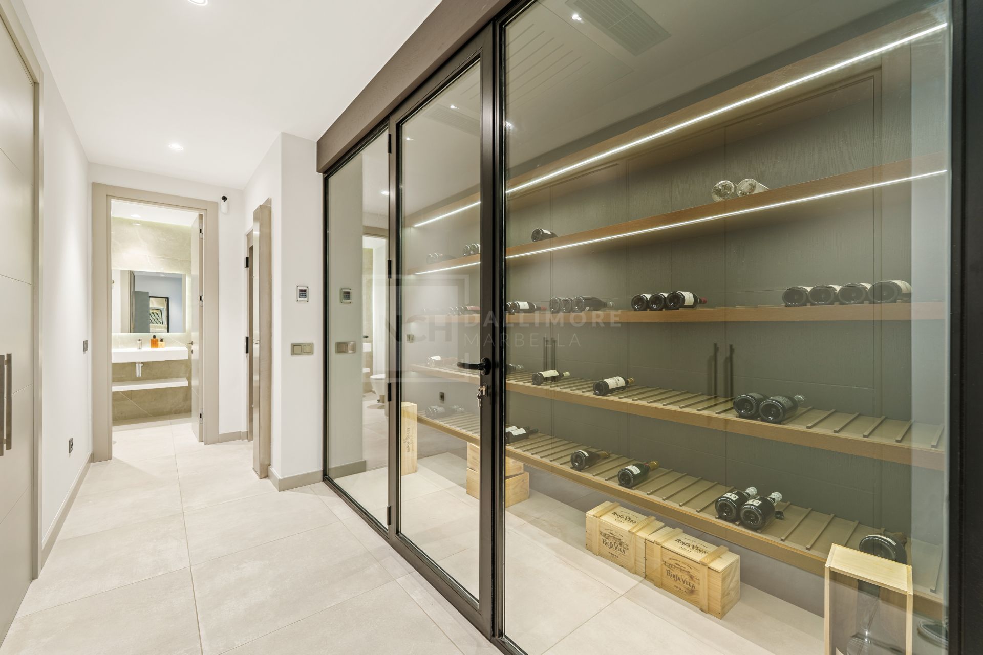 Contemporary Villa With 5 Bedrooms, Pool And Rooftop Solarium In Marbella