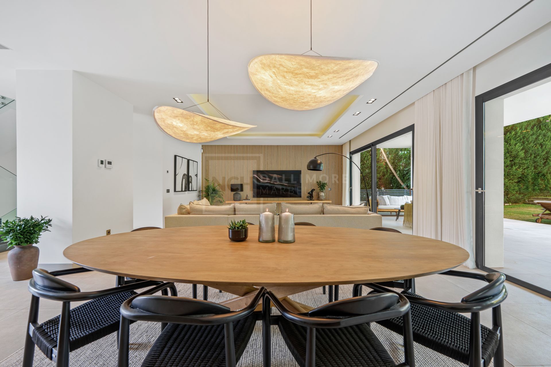 Contemporary Villa With 5 Bedrooms, Pool And Rooftop Solarium In Marbella