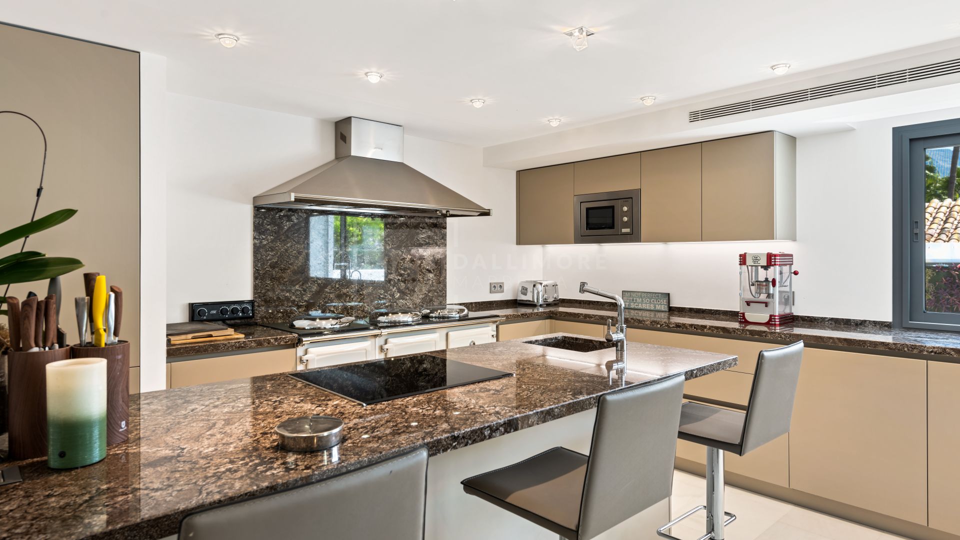 Sofisticada villa de 6 dormitorios con piscina privada y acceso directo al campo de golf