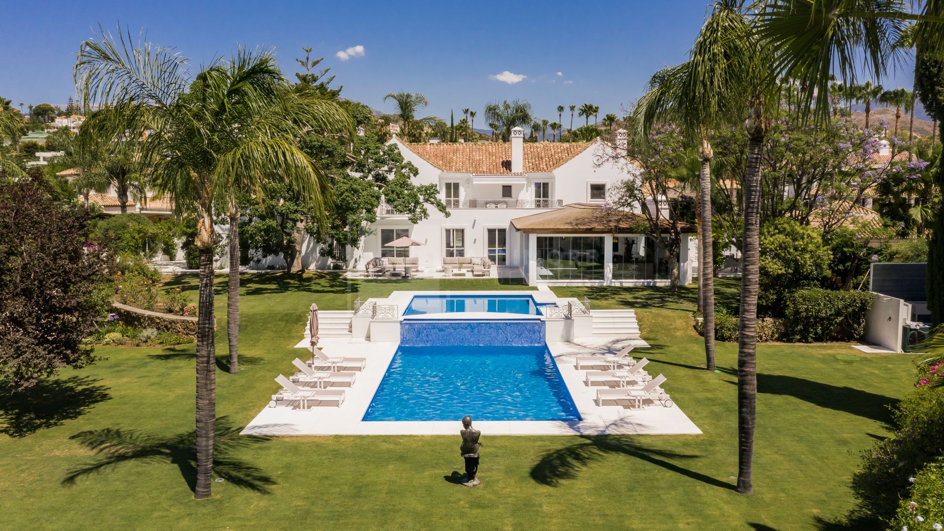 Sofisticada villa de 6 dormitorios con piscina privada y acceso directo al campo de golf