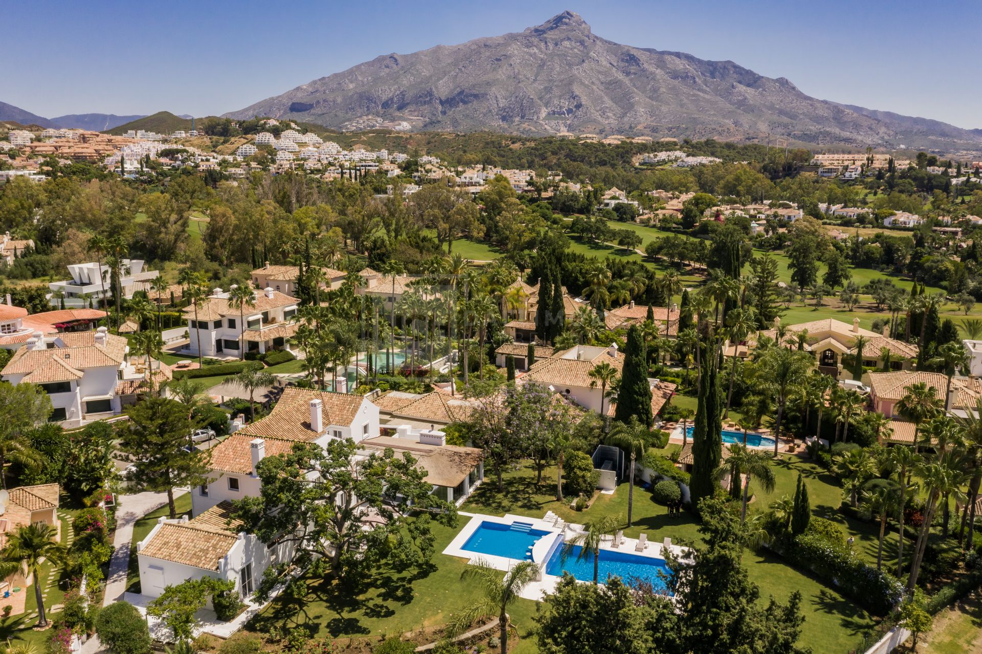 Sofisticada villa de 6 dormitorios con piscina privada y acceso directo al campo de golf
