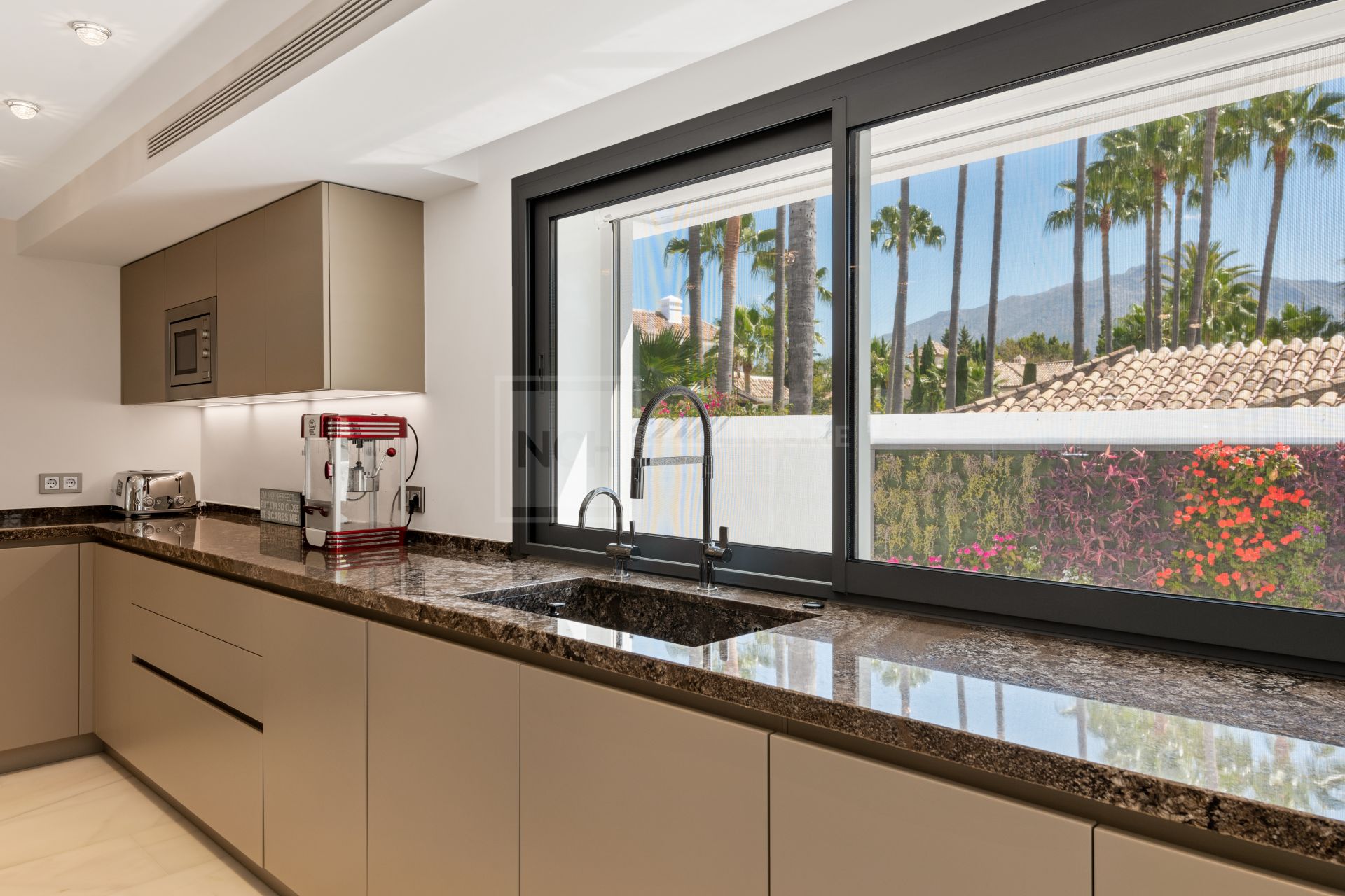 Sofisticada villa de 6 dormitorios con piscina privada y acceso directo al campo de golf