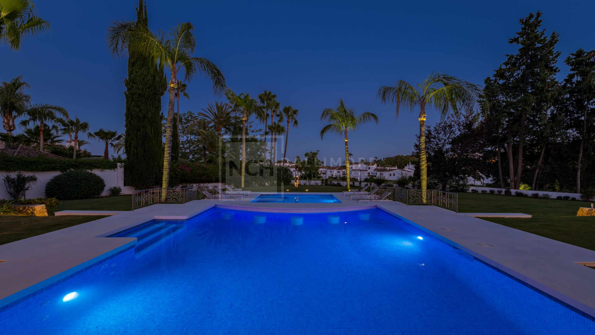Sofisticada villa de 6 dormitorios con piscina privada y acceso directo al campo de golf