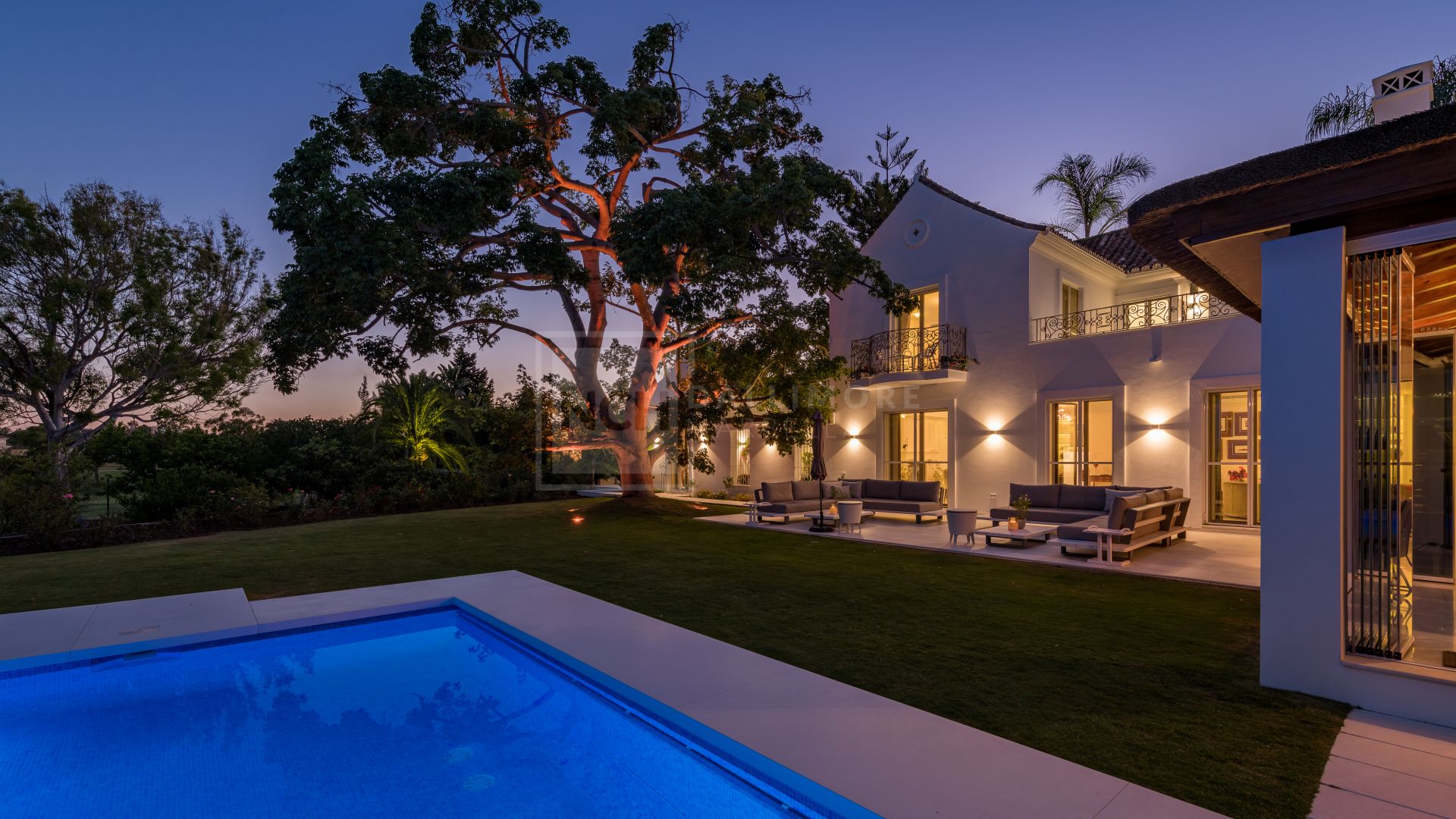 Sofisticada villa de 6 dormitorios con piscina privada y acceso directo al campo de golf