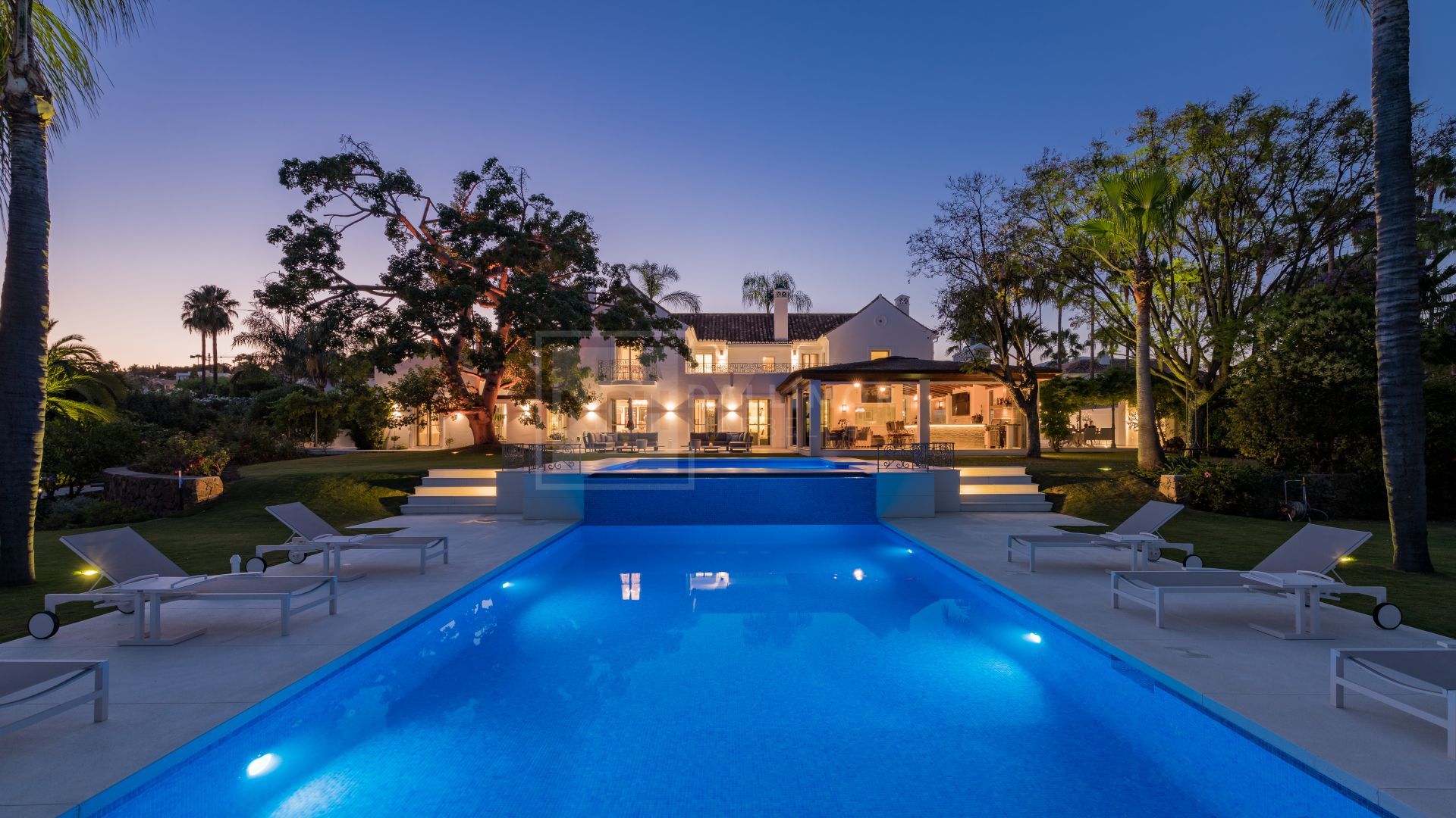 Sofisticada villa de 6 dormitorios con piscina privada y acceso directo al campo de golf