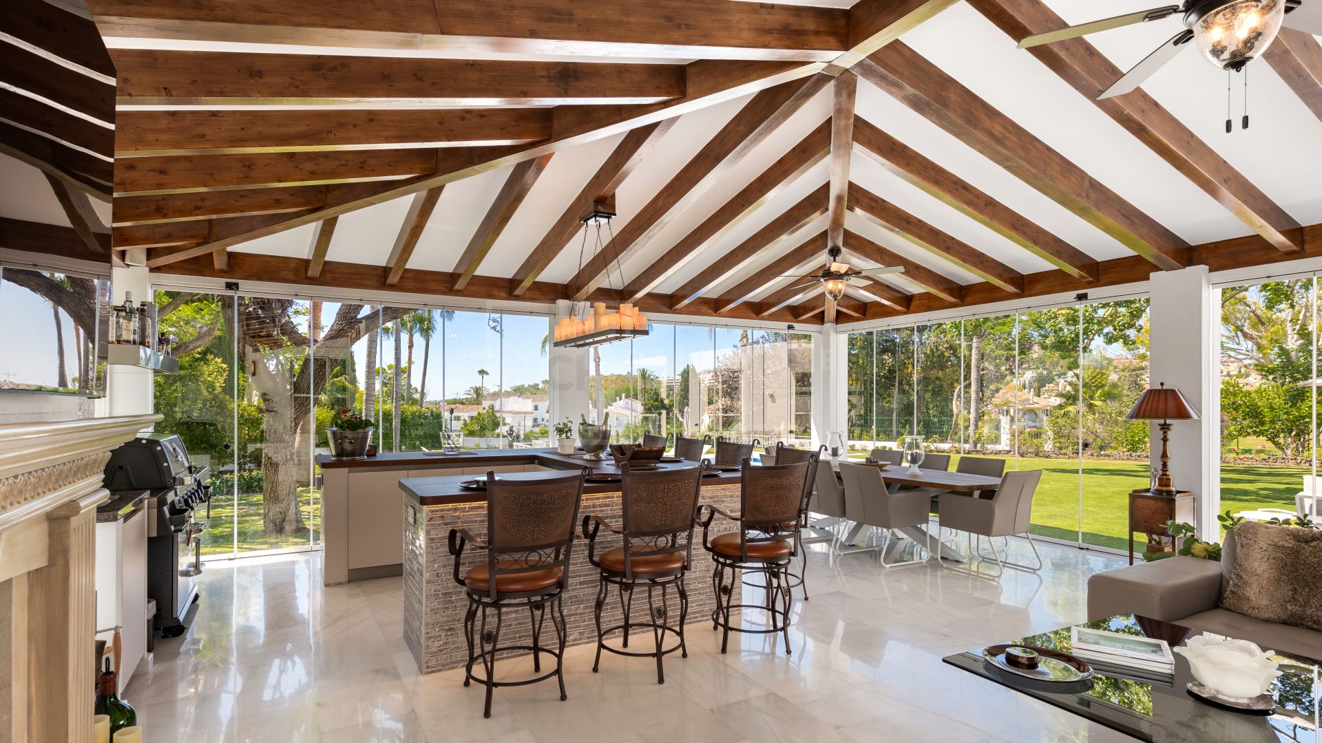 Sofisticada villa de 6 dormitorios con piscina privada y acceso directo al campo de golf