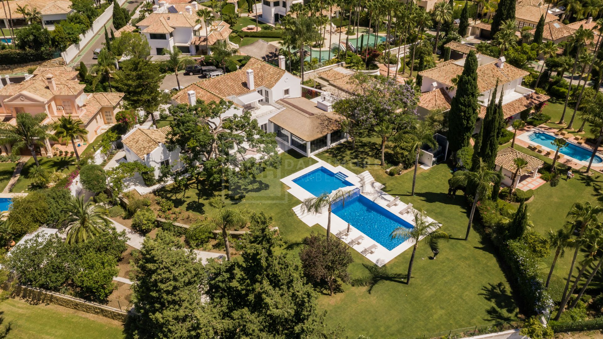 Sofisticada villa de 6 dormitorios con piscina privada y acceso directo al campo de golf