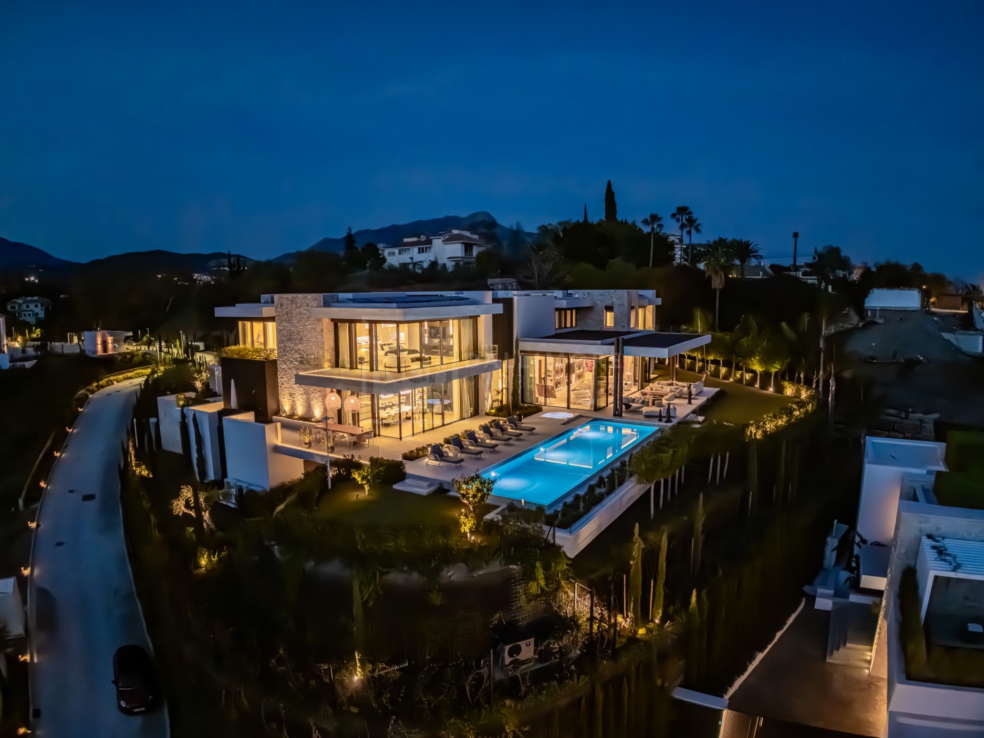 Excepcional Villa Moderna con Vistas Panorámicas al Mar y Spa Privado en Benahavís