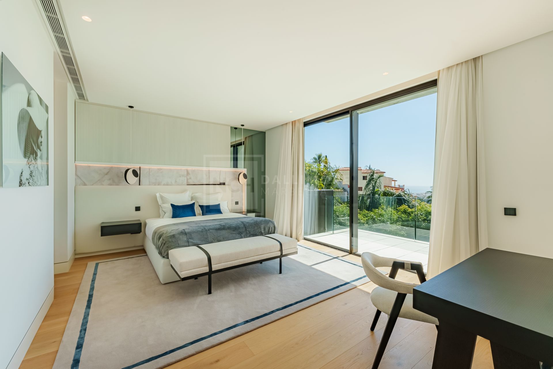 Excepcional Villa Moderna con Vistas Panorámicas al Mar y Spa Privado en Benahavís