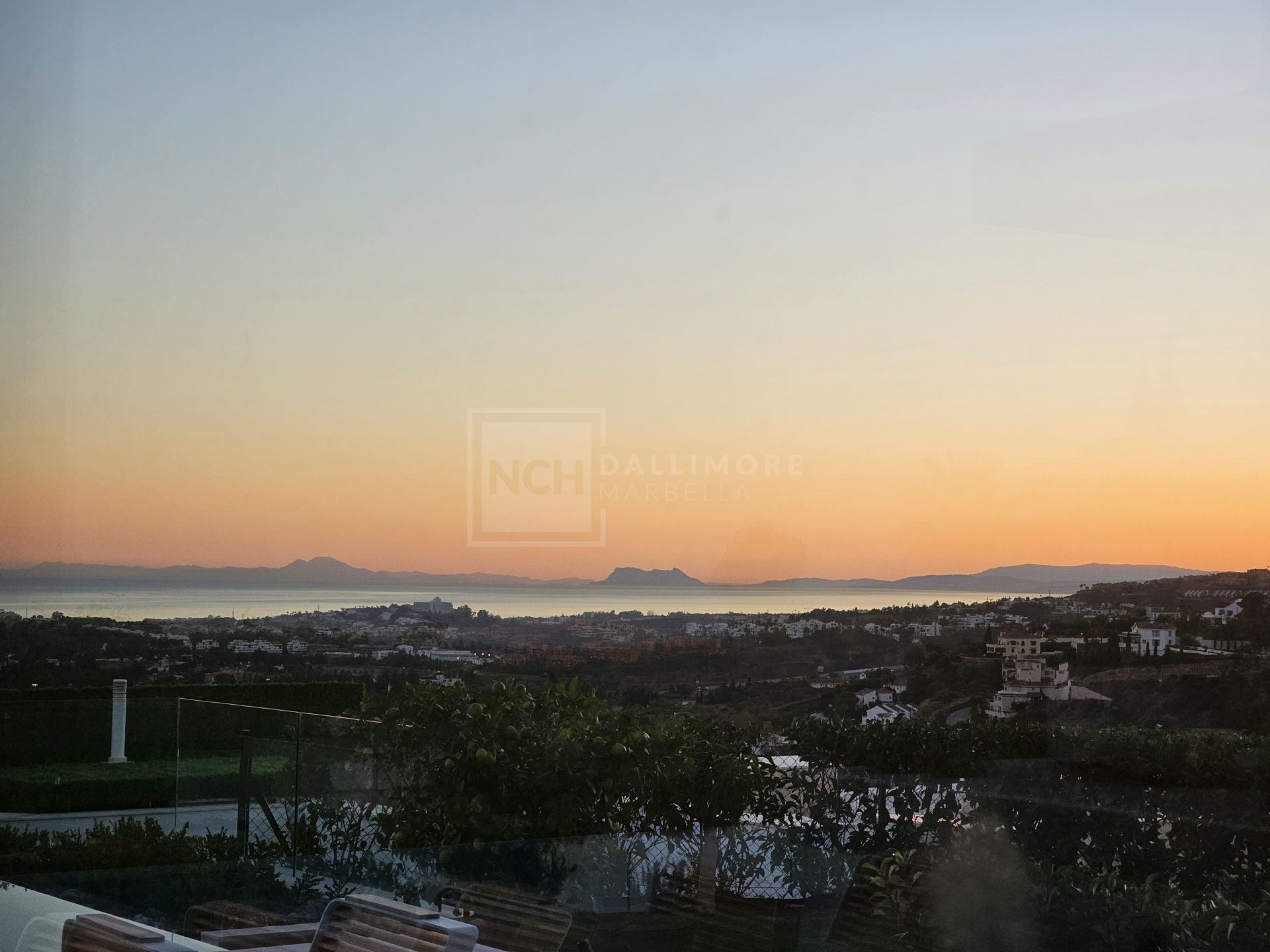 Excepcional Villa Moderna con Vistas Panorámicas al Mar y Spa Privado en Benahavís