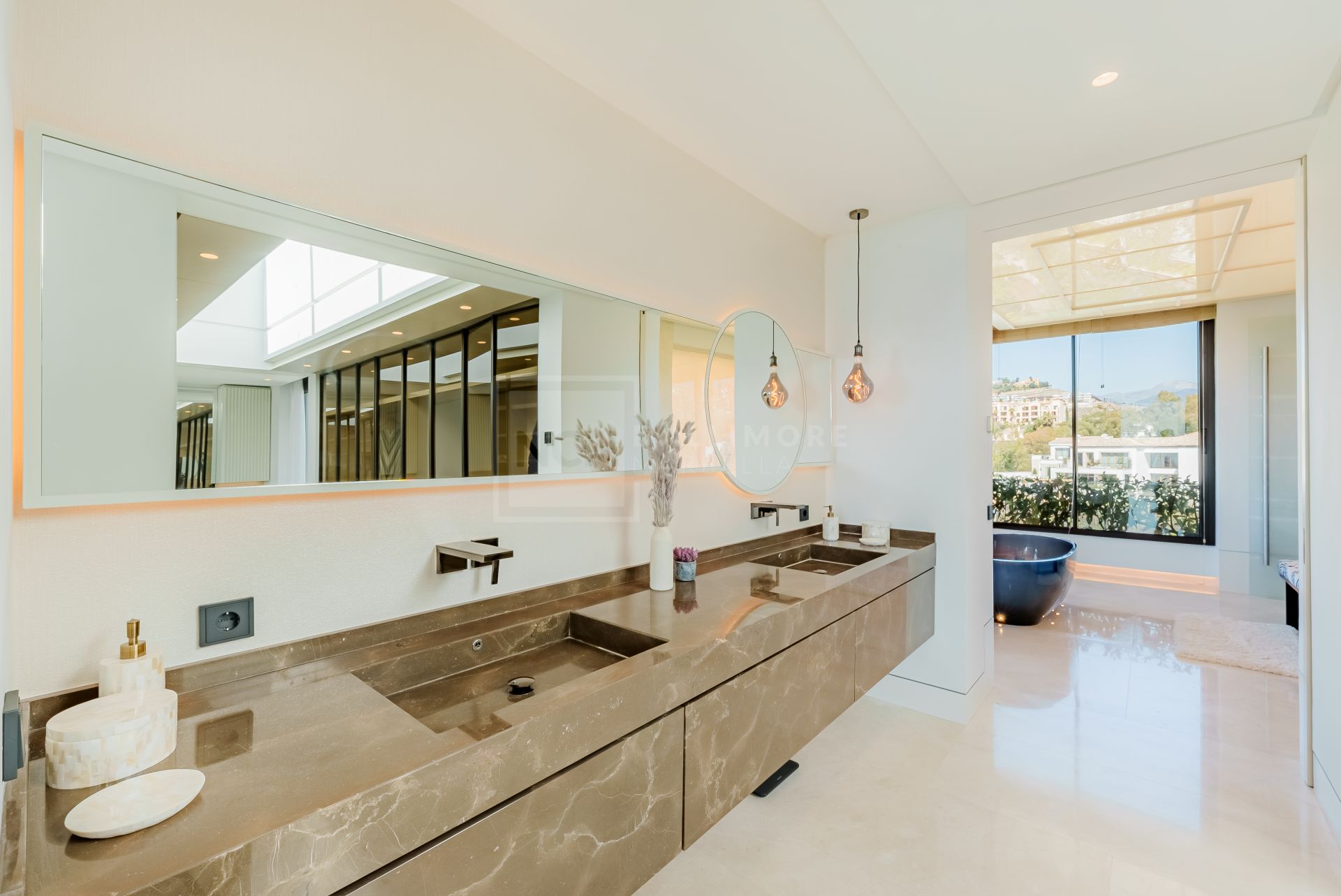 Excepcional Villa Moderna con Vistas Panorámicas al Mar y Spa Privado en Benahavís