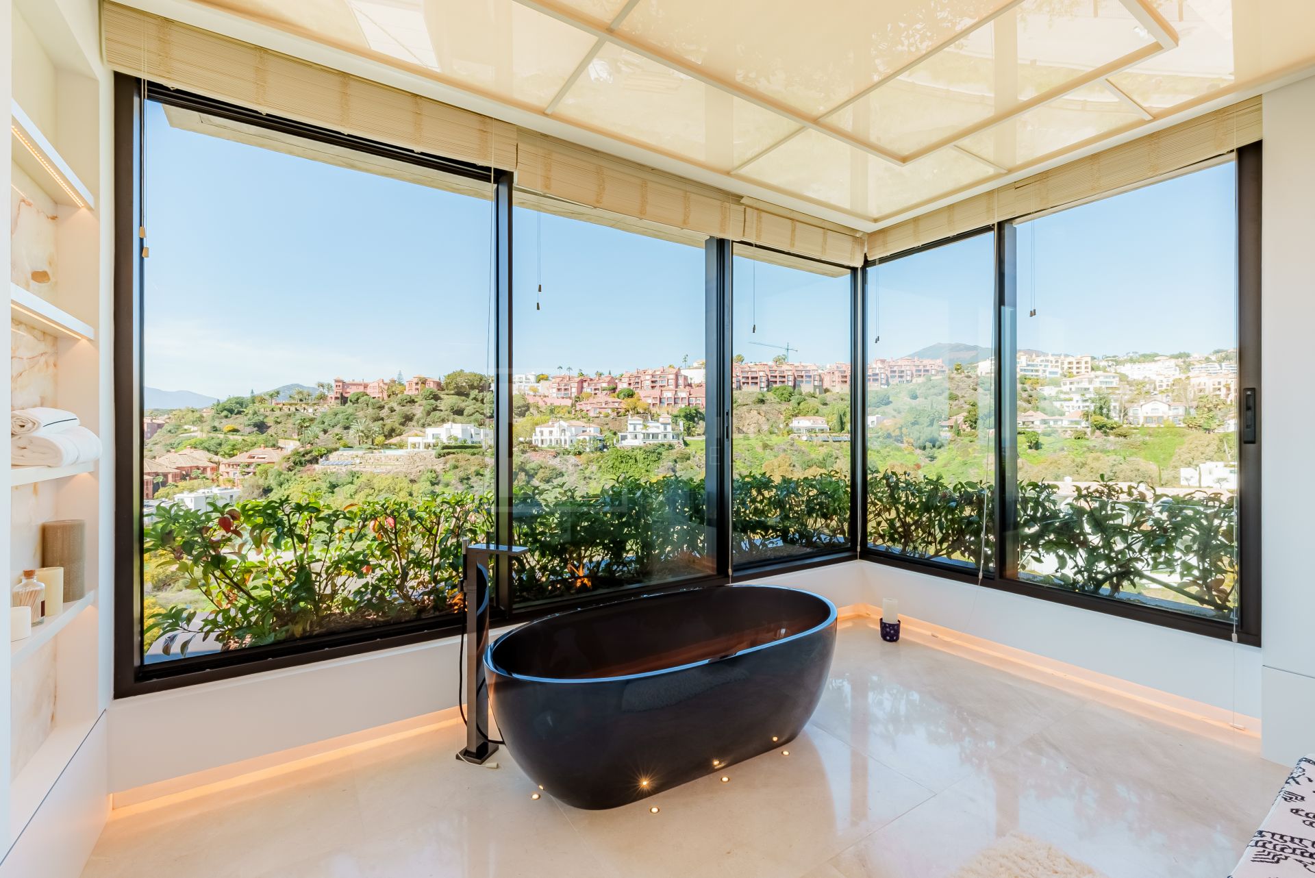 Excepcional Villa Moderna con Vistas Panorámicas al Mar y Spa Privado en Benahavís