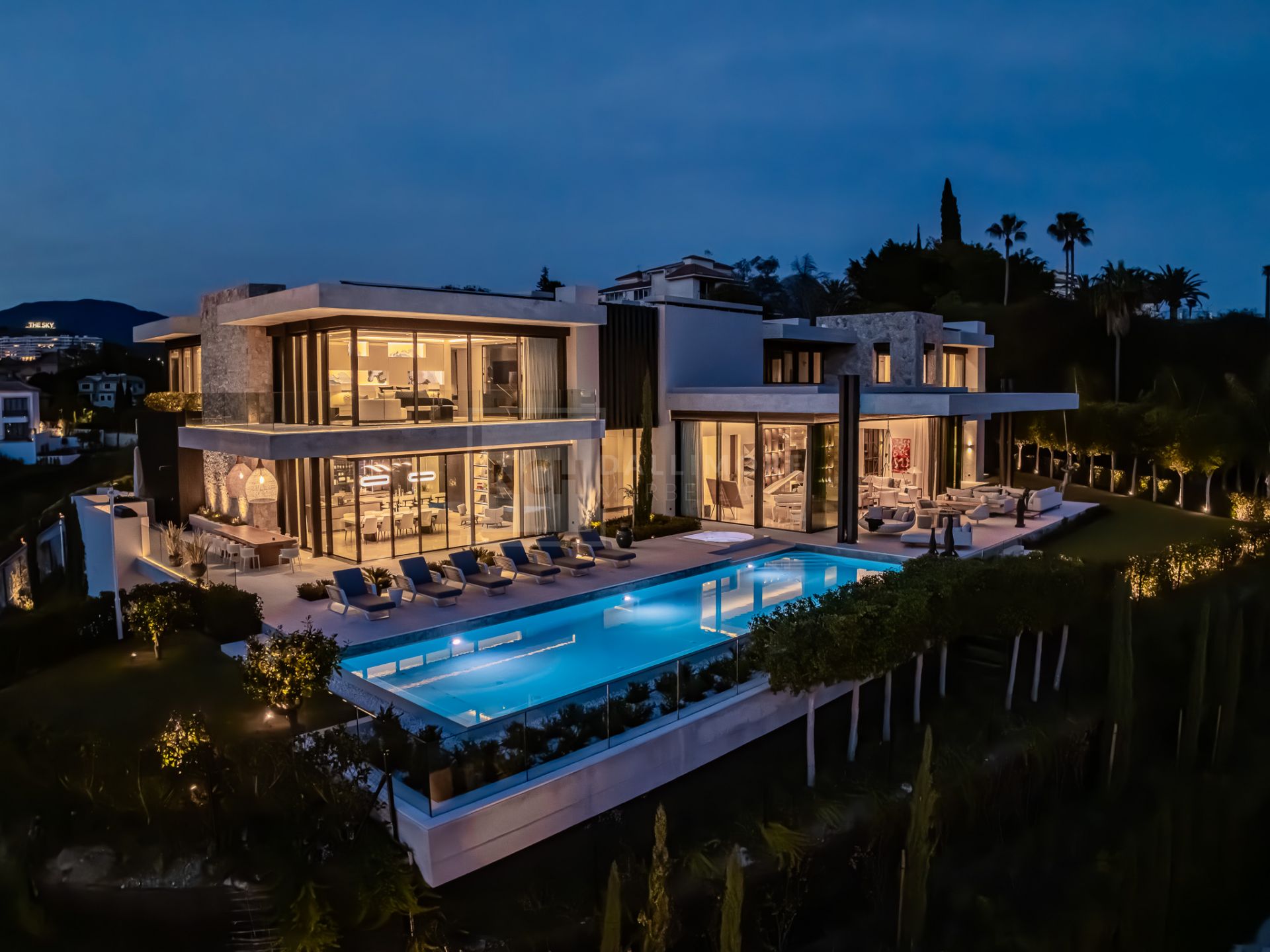 Excepcional Villa Moderna con Vistas Panorámicas al Mar y Spa Privado en Benahavís