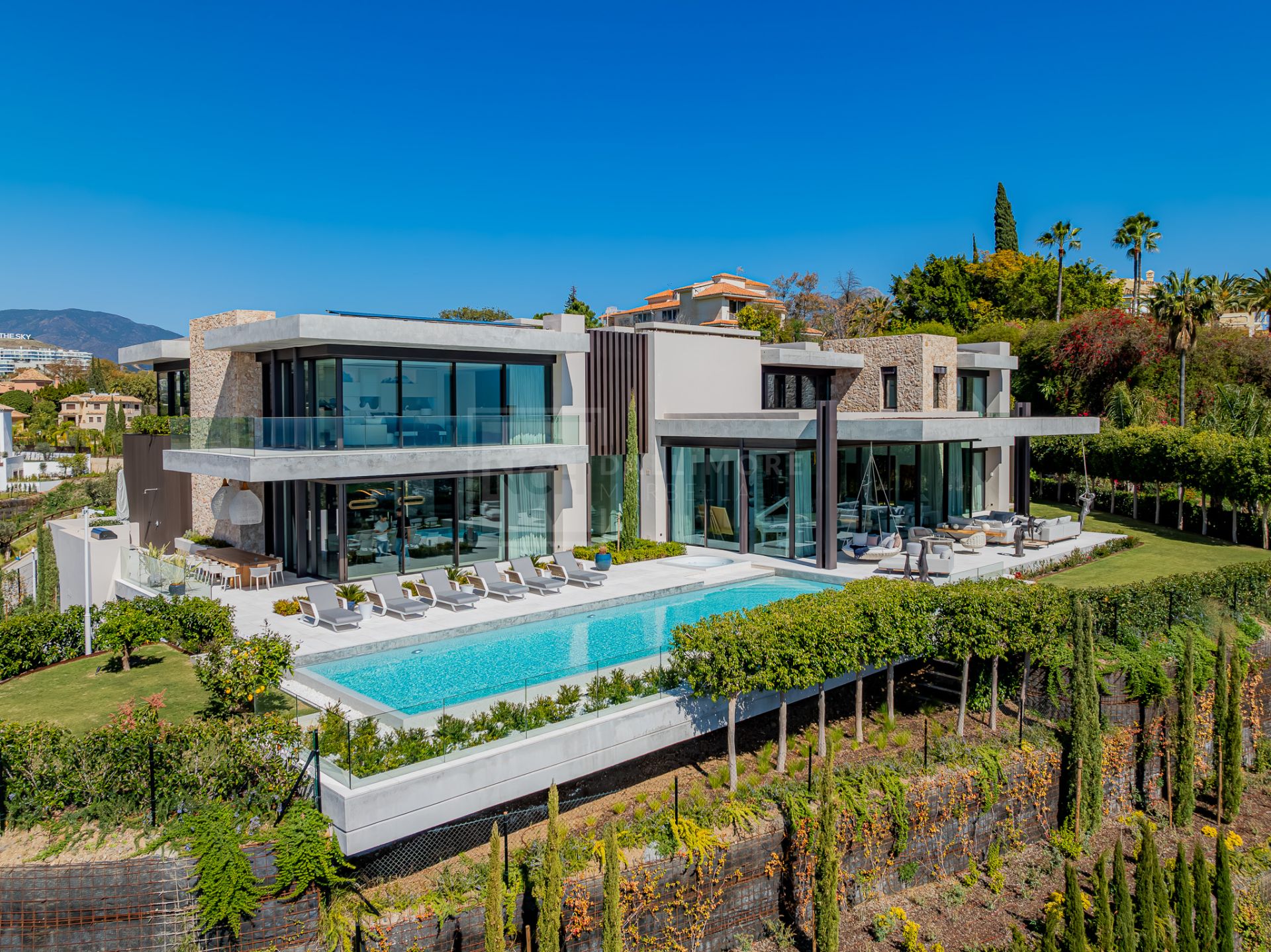 Excepcional Villa Moderna con Vistas Panorámicas al Mar y Spa Privado en Benahavís