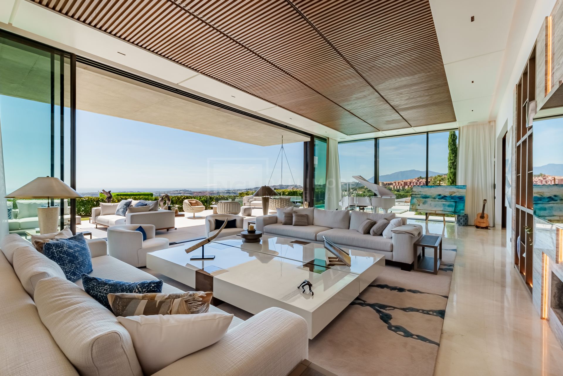 Excepcional Villa Moderna con Vistas Panorámicas al Mar y Spa Privado en Benahavís