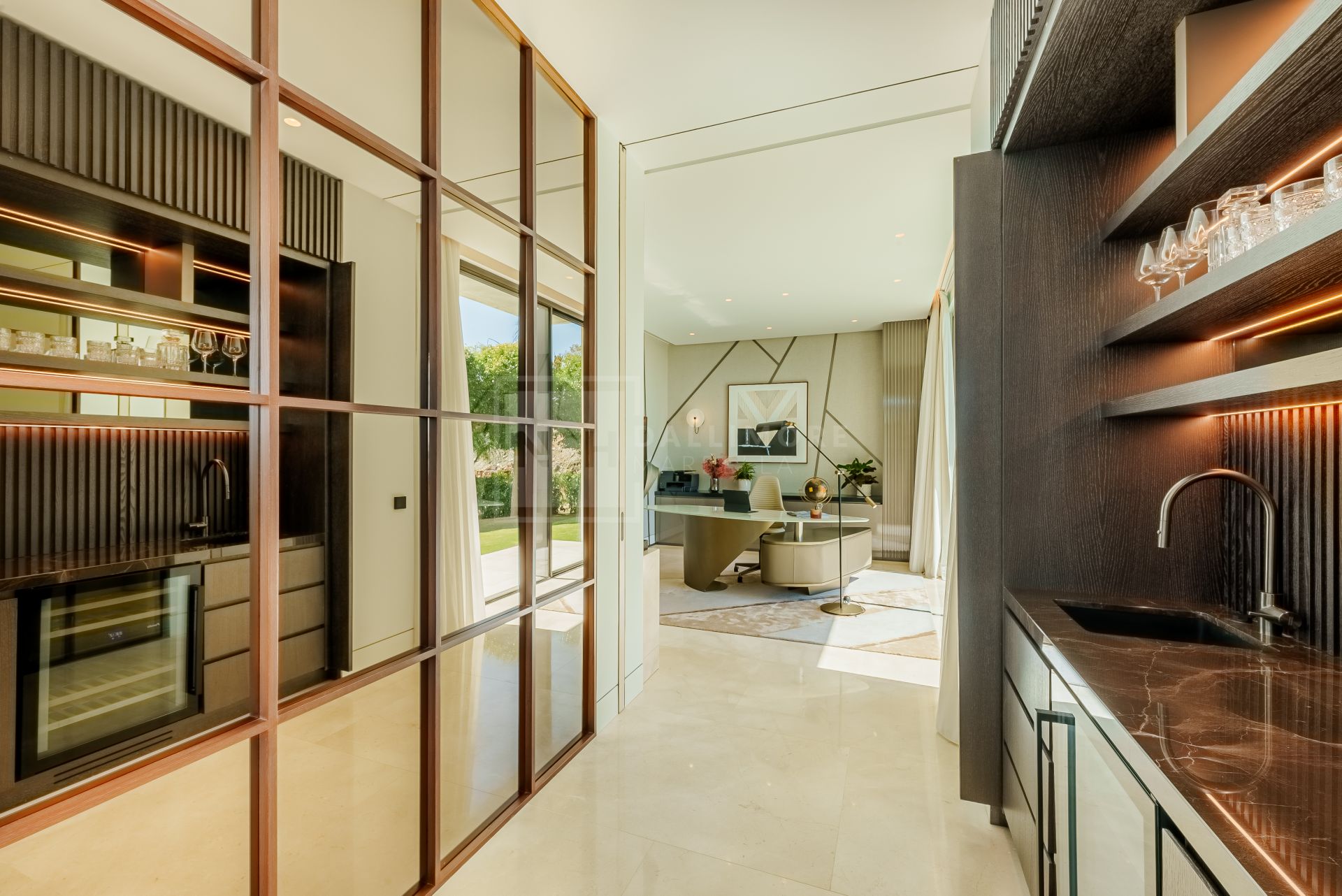 Excepcional Villa Moderna con Vistas Panorámicas al Mar y Spa Privado en Benahavís