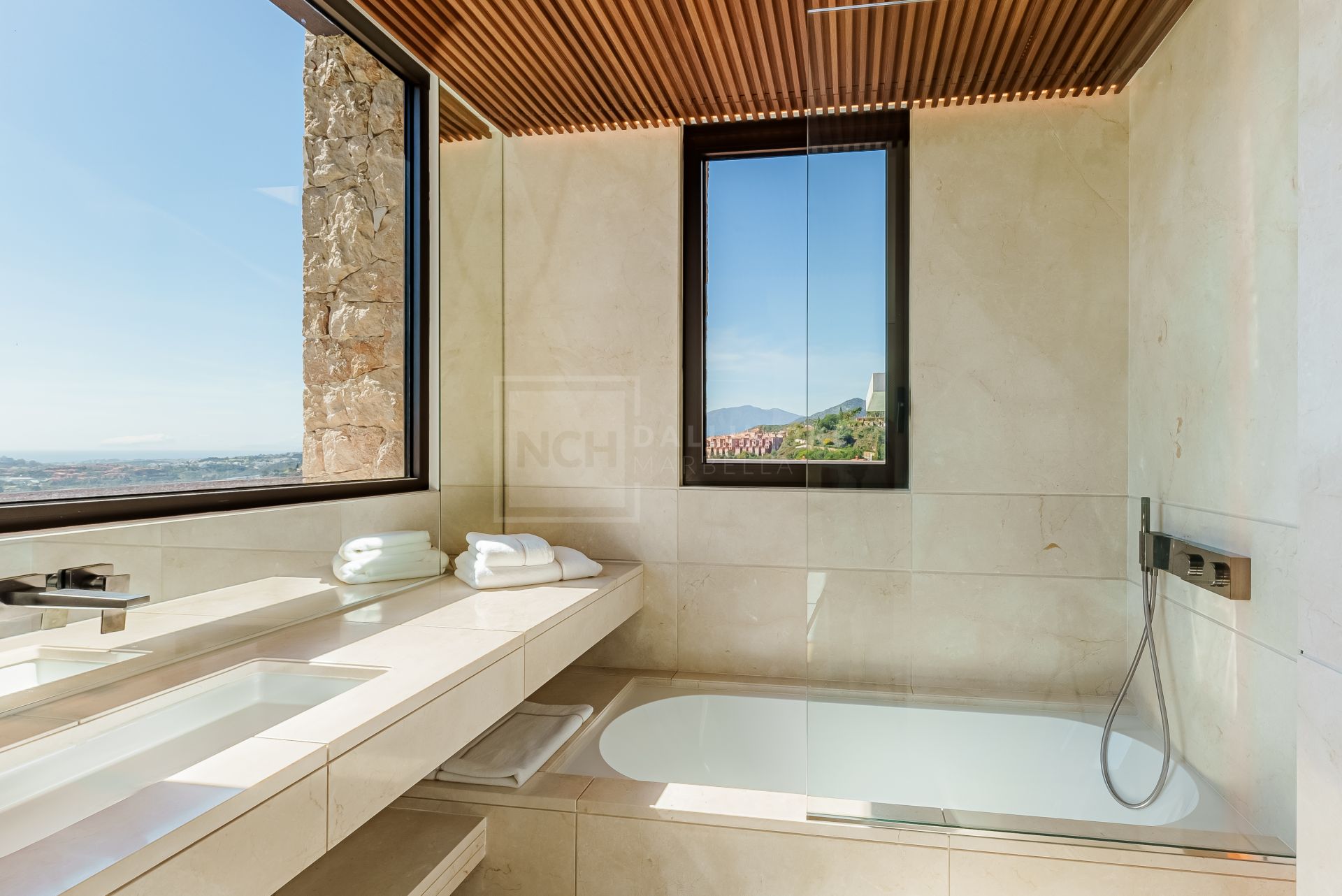 Excepcional Villa Moderna con Vistas Panorámicas al Mar y Spa Privado en Benahavís