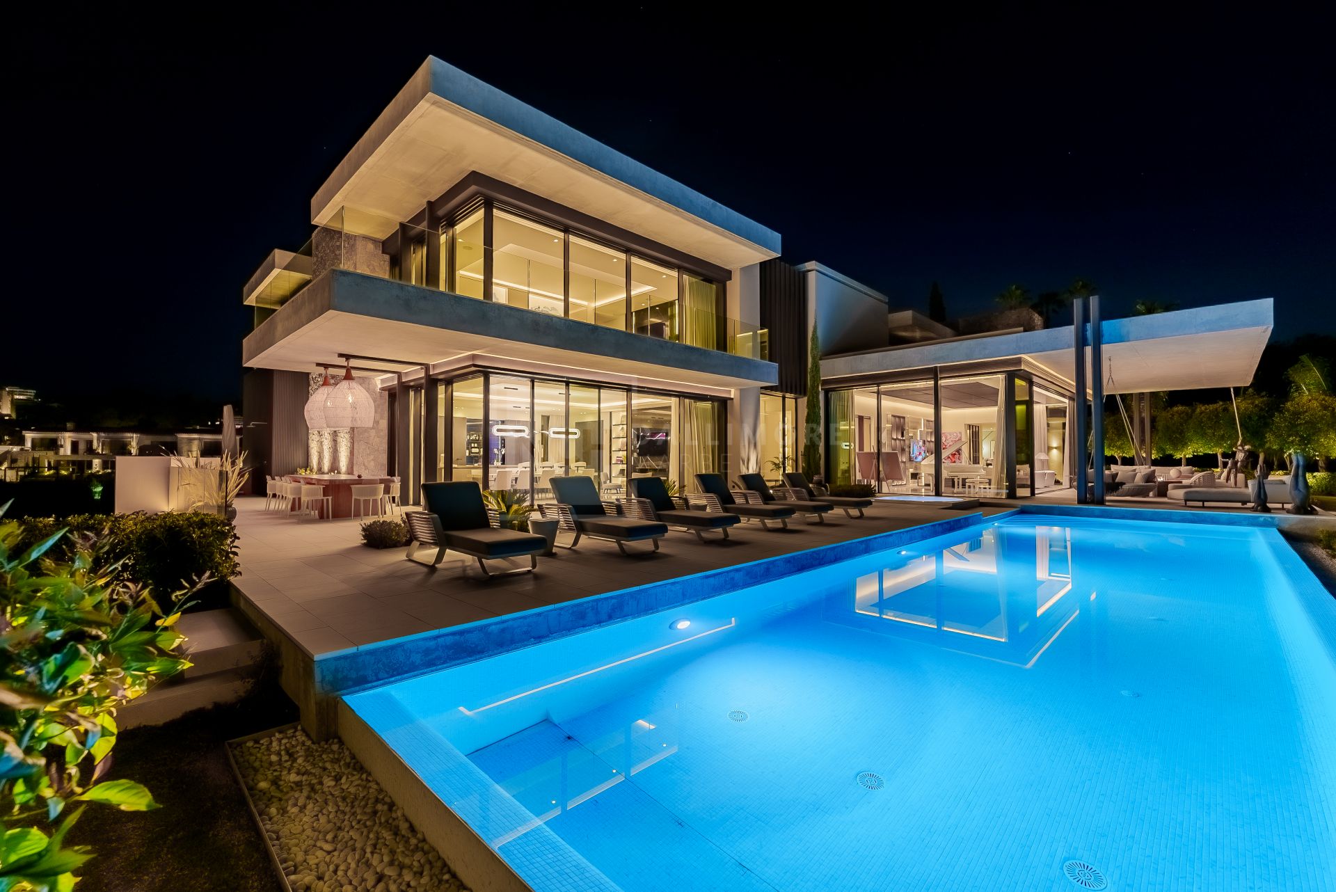 Excepcional Villa Moderna con Vistas Panorámicas al Mar y Spa Privado en Benahavís