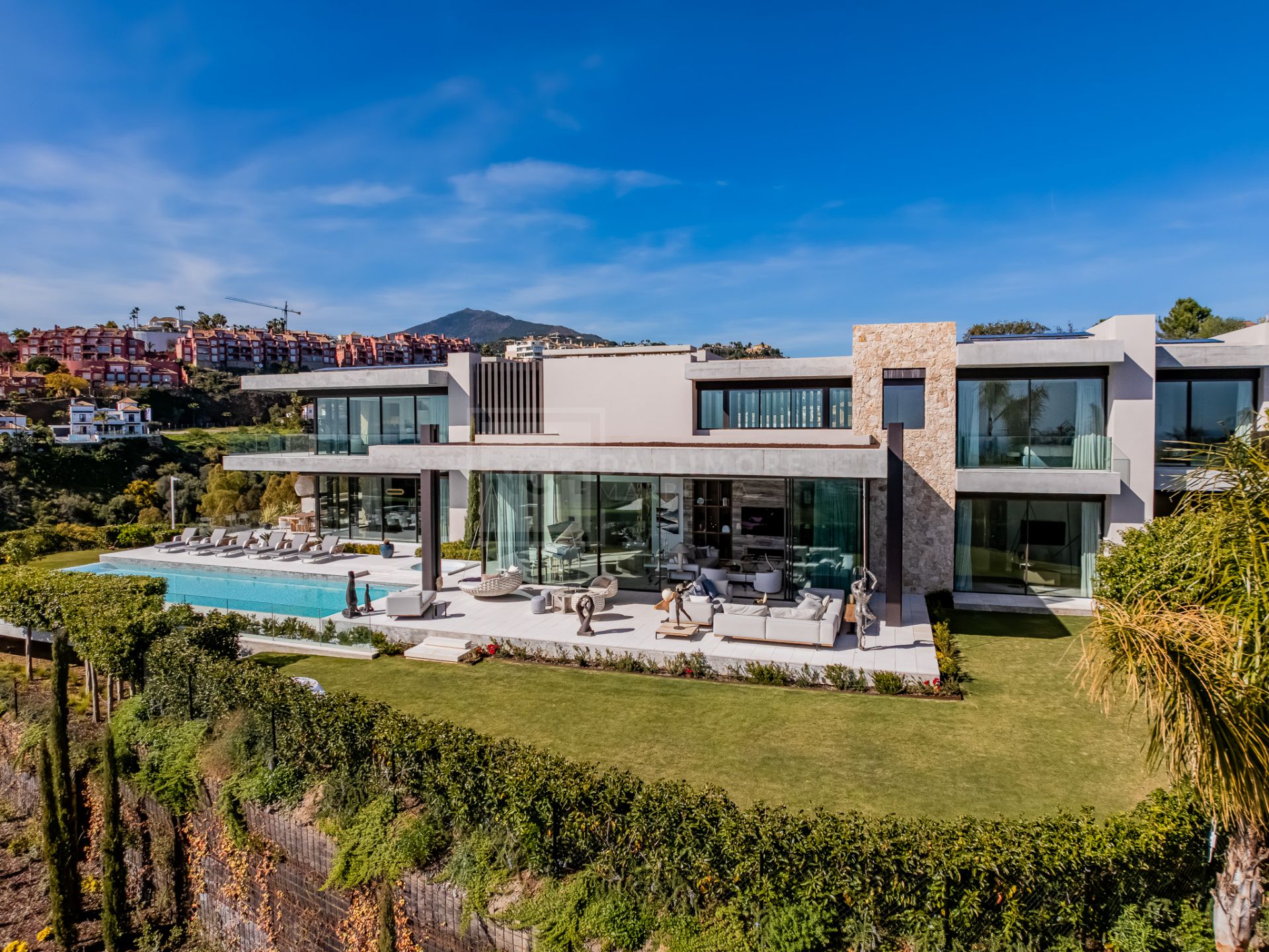 Excepcional Villa Moderna con Vistas Panorámicas al Mar y Spa Privado en Benahavís