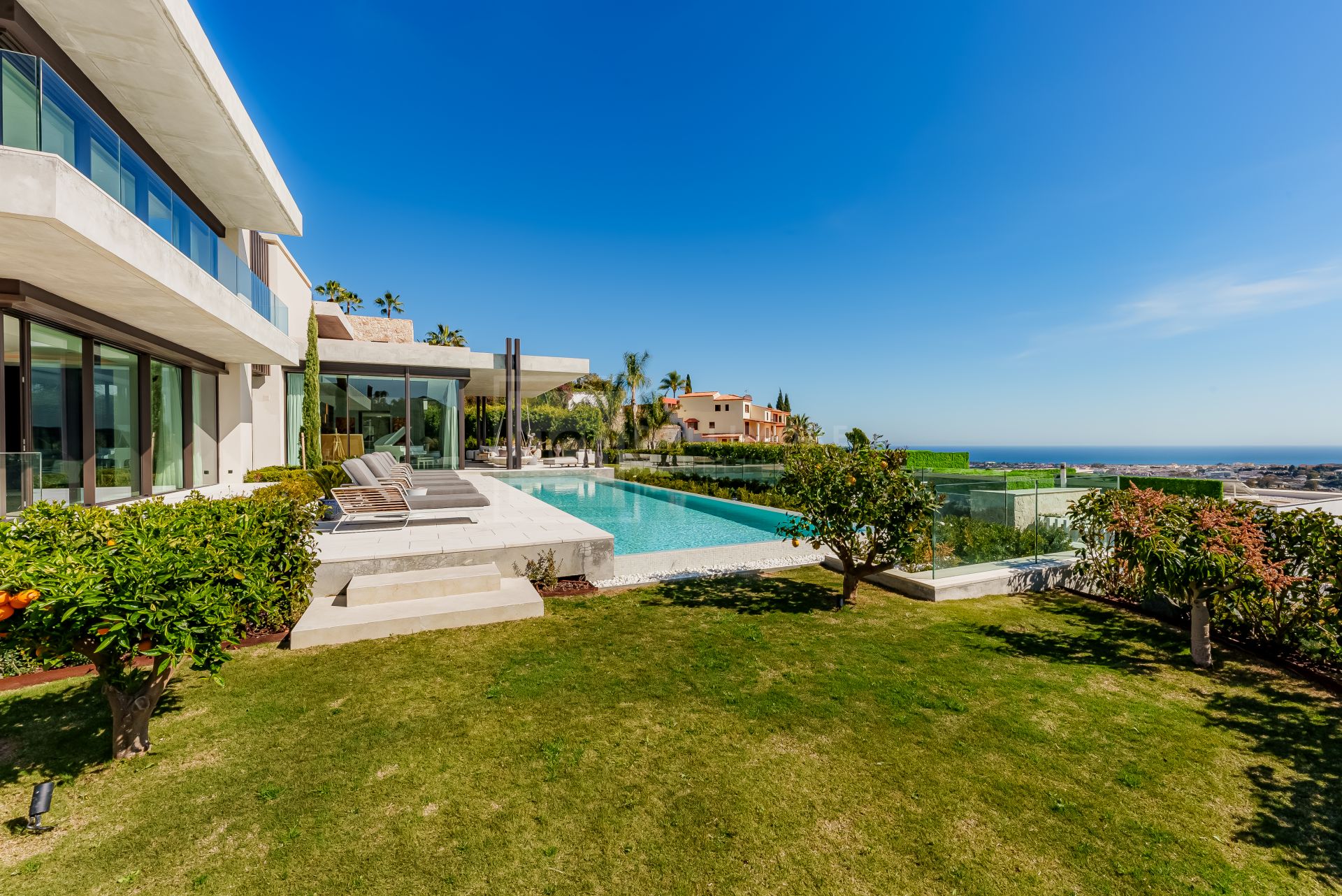 Excepcional Villa Moderna con Vistas Panorámicas al Mar y Spa Privado en Benahavís
