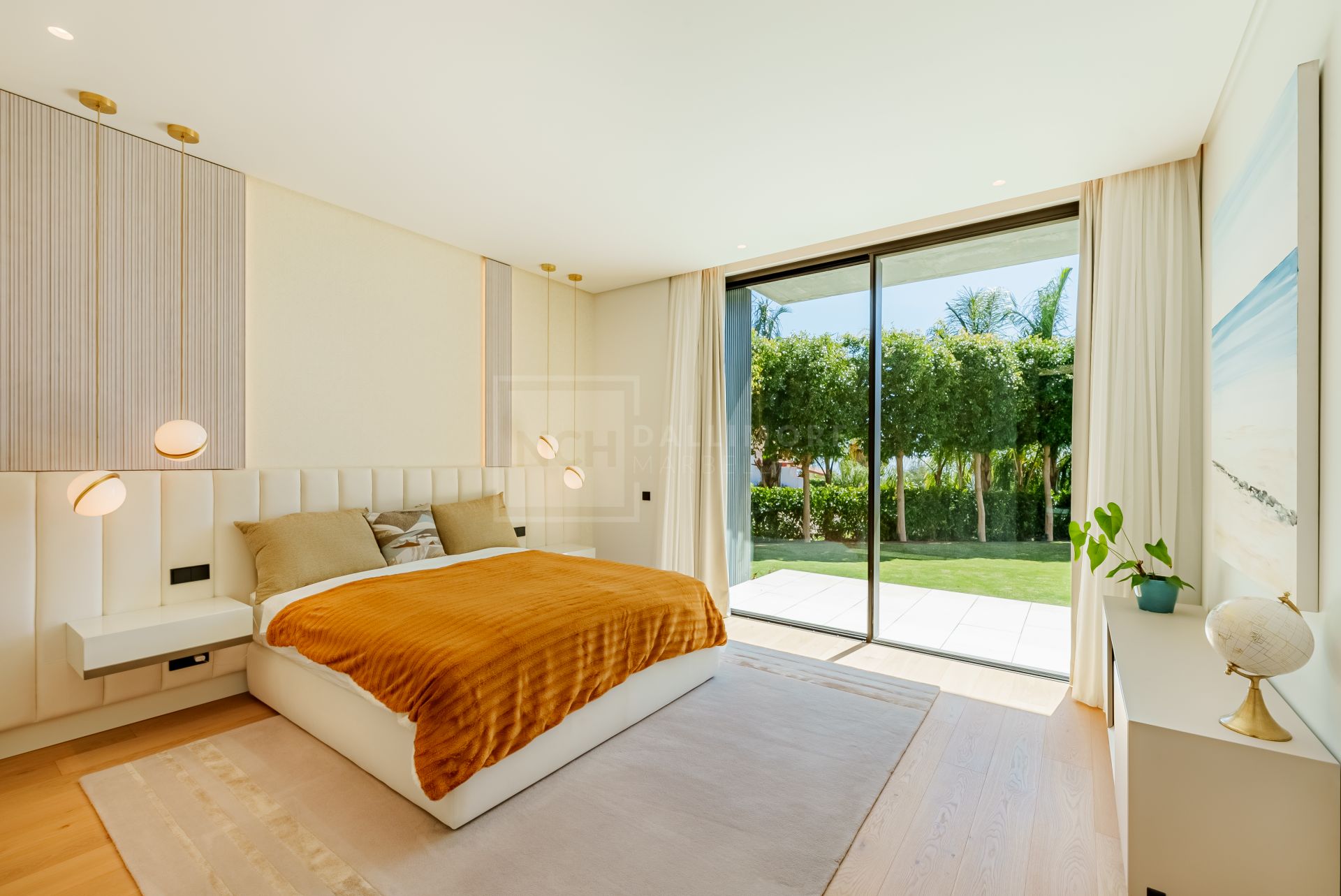 Excepcional Villa Moderna con Vistas Panorámicas al Mar y Spa Privado en Benahavís