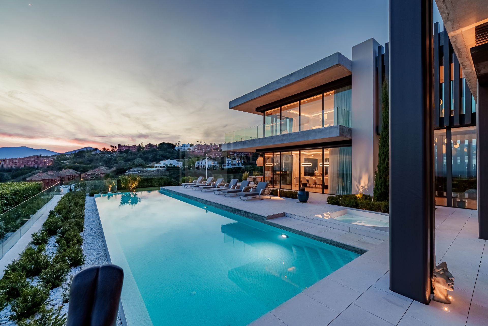Excepcional Villa Moderna con Vistas Panorámicas al Mar y Spa Privado en Benahavís