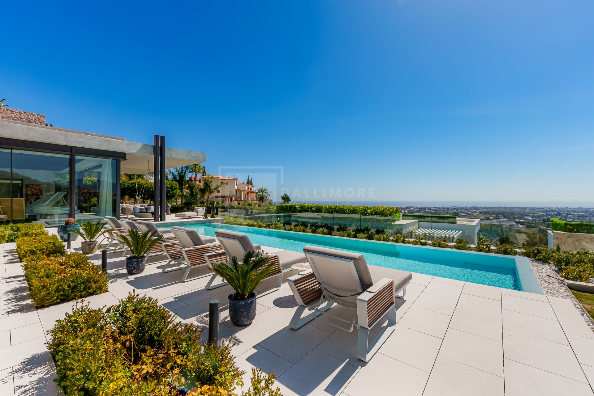 Excepcional Villa Moderna con Vistas Panorámicas al Mar y Spa Privado en Benahavís