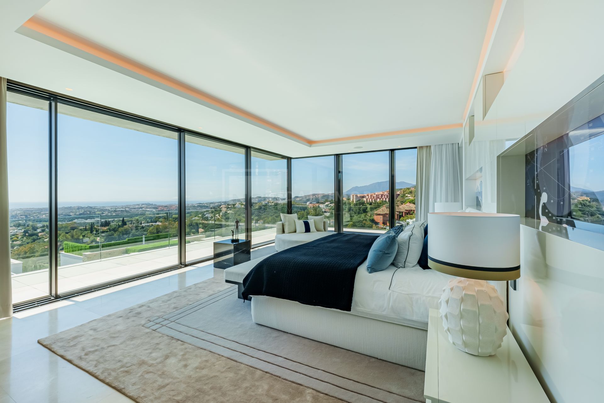 Excepcional Villa Moderna con Vistas Panorámicas al Mar y Spa Privado en Benahavís