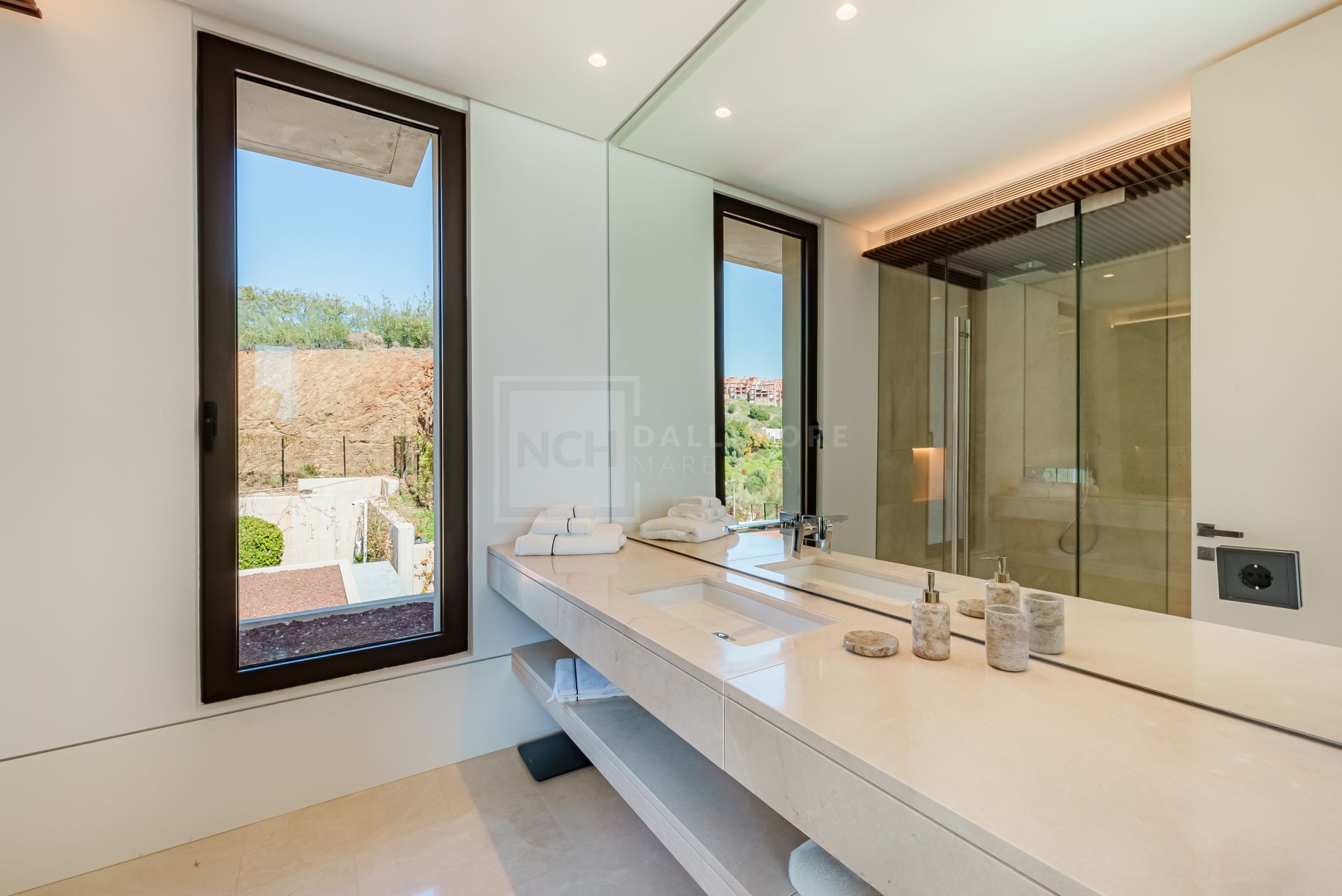Excepcional Villa Moderna con Vistas Panorámicas al Mar y Spa Privado en Benahavís
