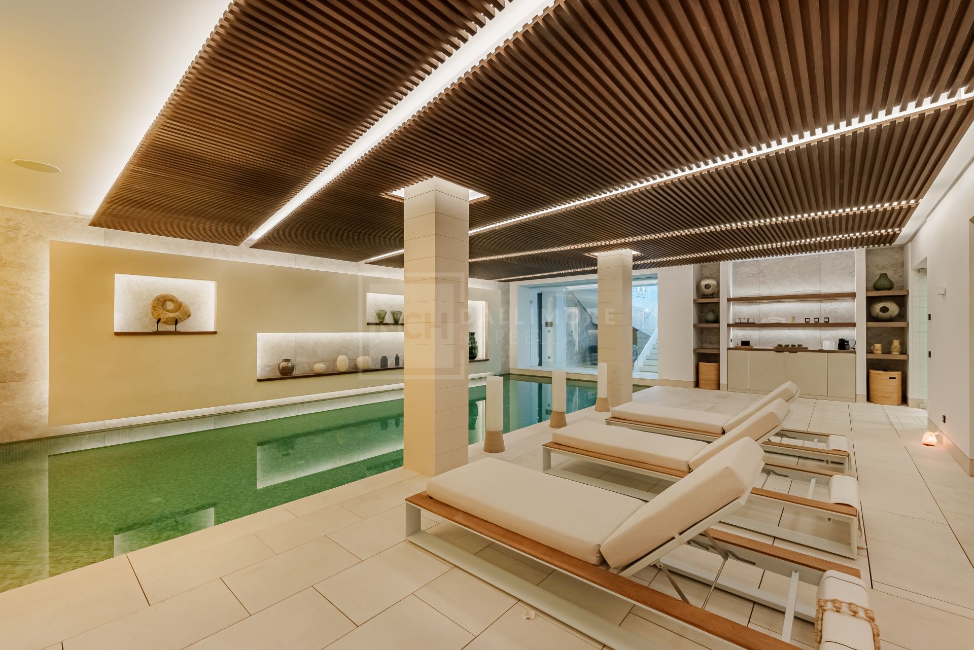 Excepcional Villa Moderna con Vistas Panorámicas al Mar y Spa Privado en Benahavís