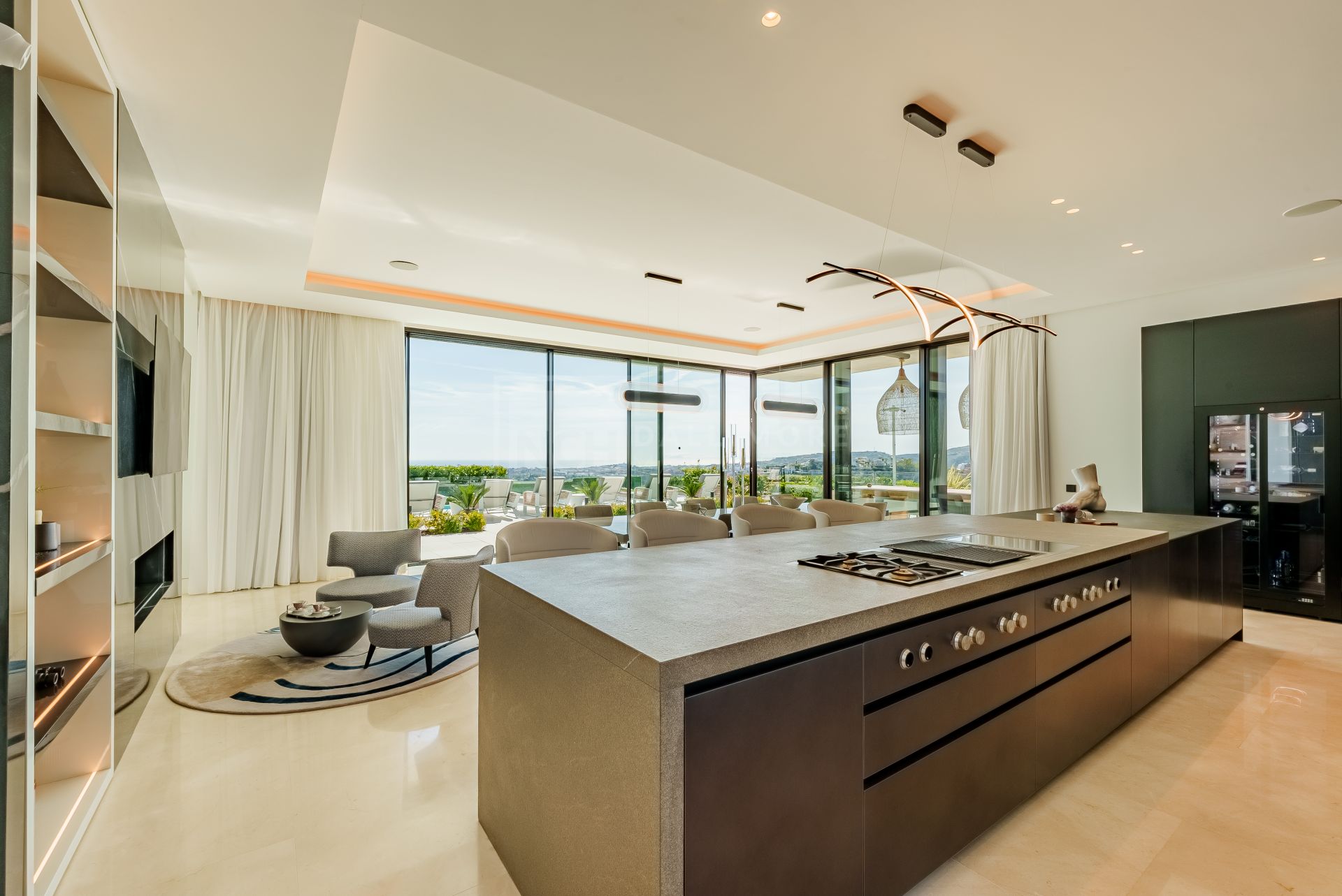 Excepcional Villa Moderna con Vistas Panorámicas al Mar y Spa Privado en Benahavís