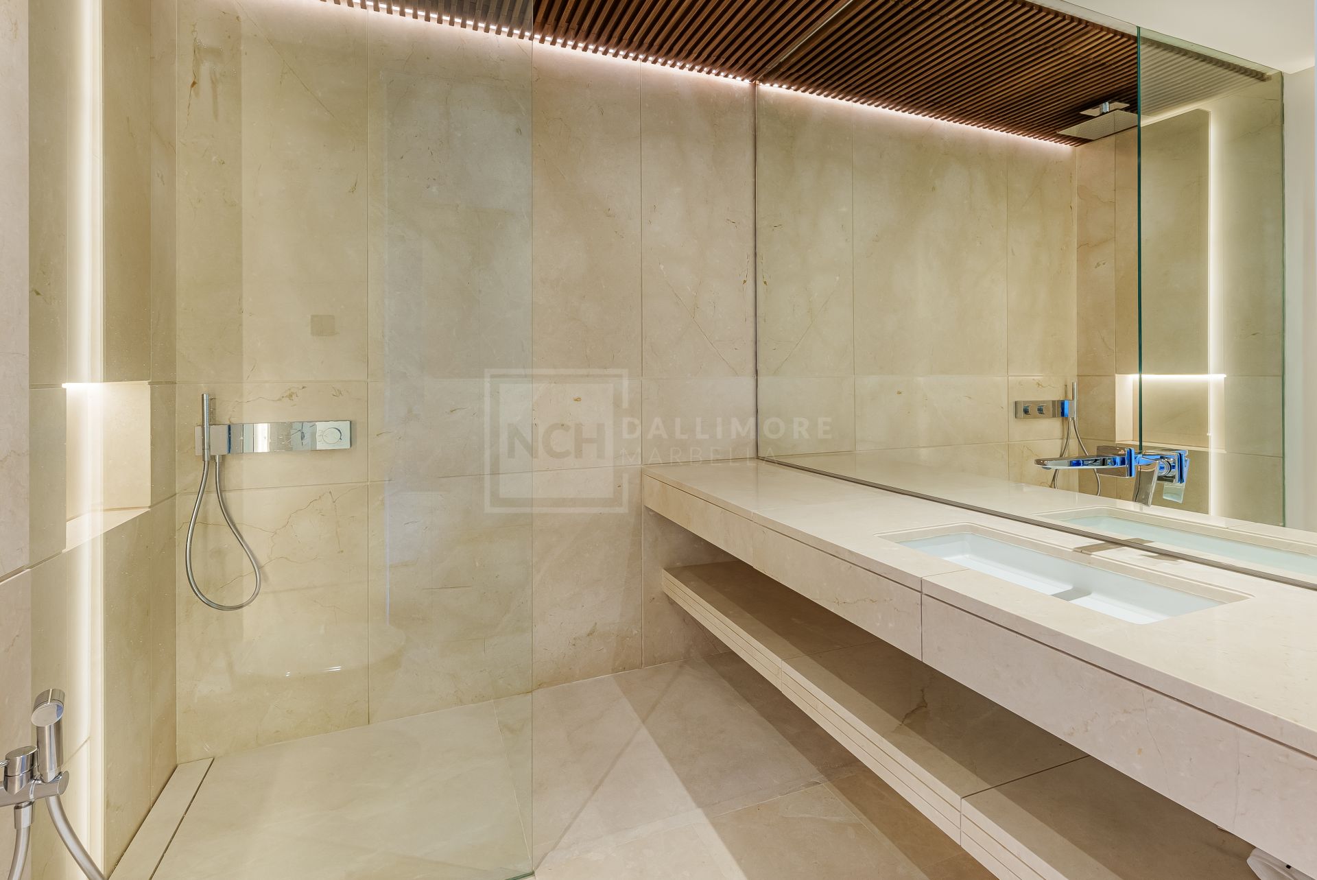 Excepcional Villa Moderna con Vistas Panorámicas al Mar y Spa Privado en Benahavís
