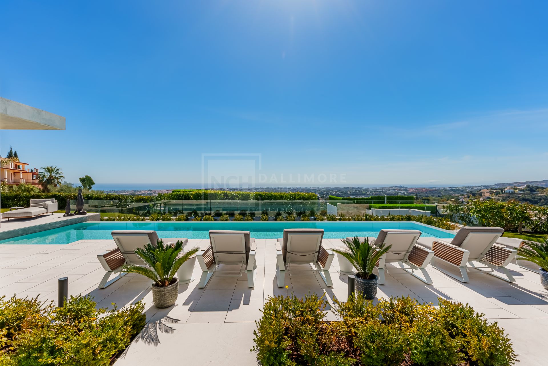 Excepcional Villa Moderna con Vistas Panorámicas al Mar y Spa Privado en Benahavís