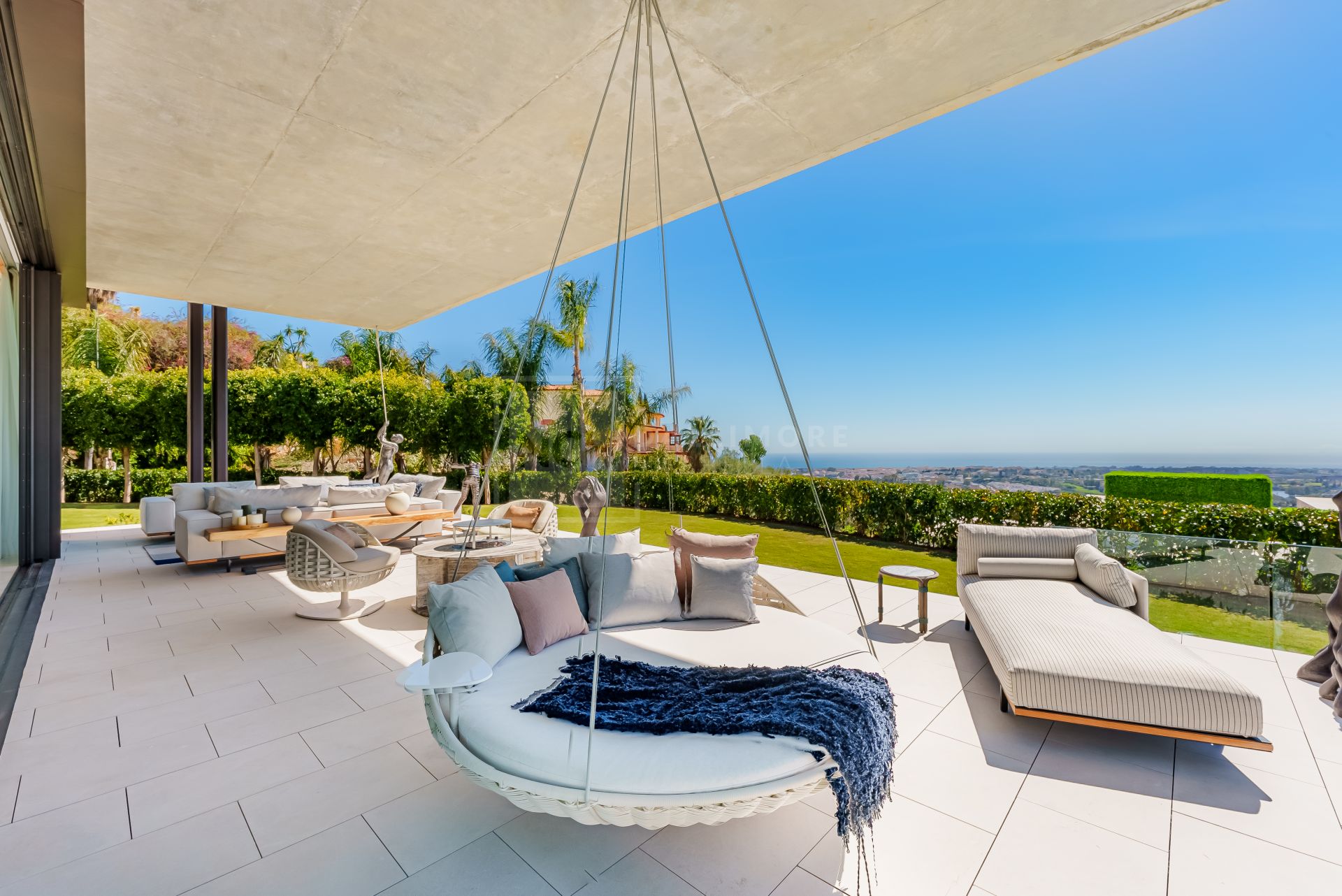 Excepcional Villa Moderna con Vistas Panorámicas al Mar y Spa Privado en Benahavís