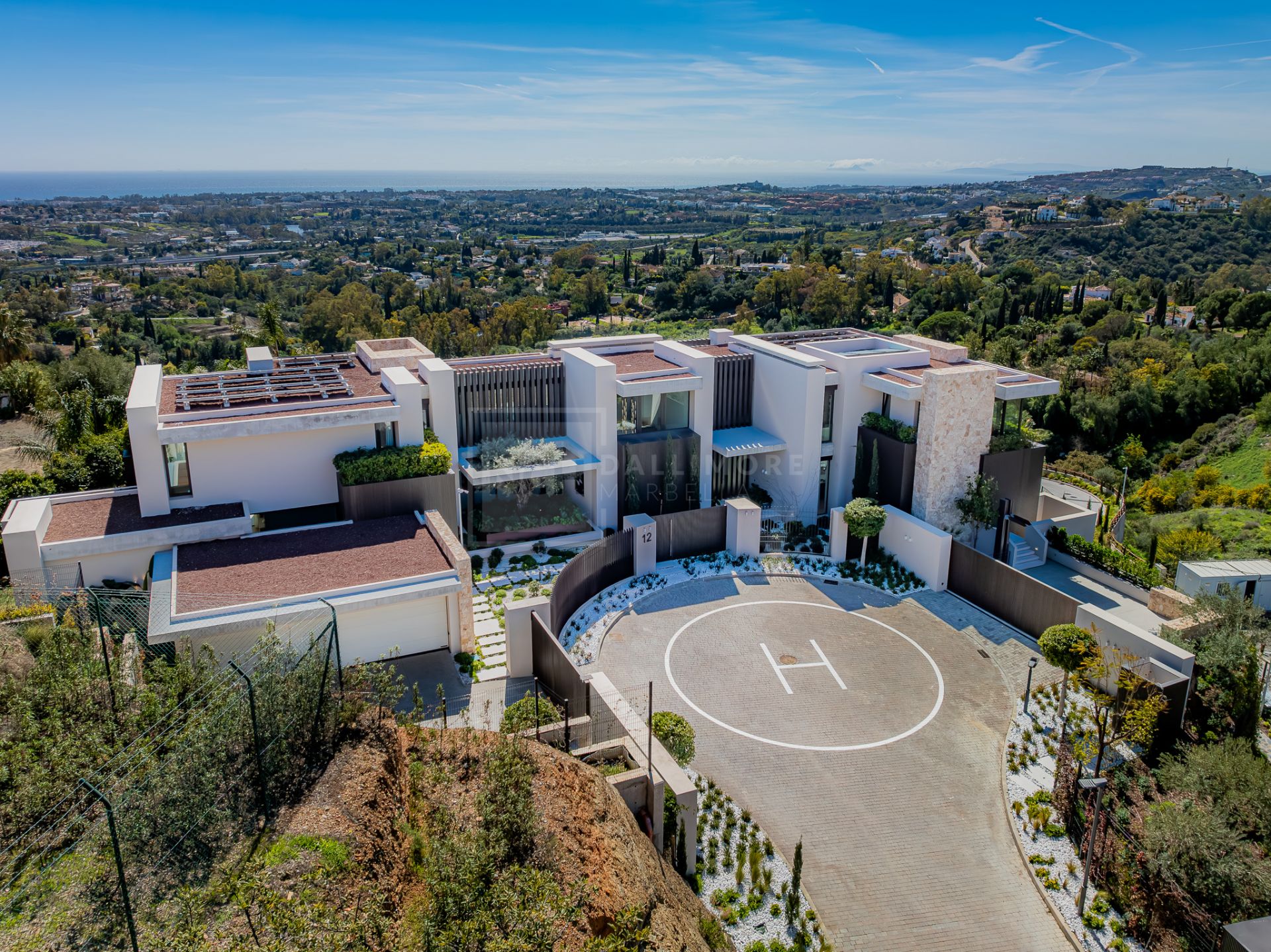 Excepcional Villa Moderna con Vistas Panorámicas al Mar y Spa Privado en Benahavís