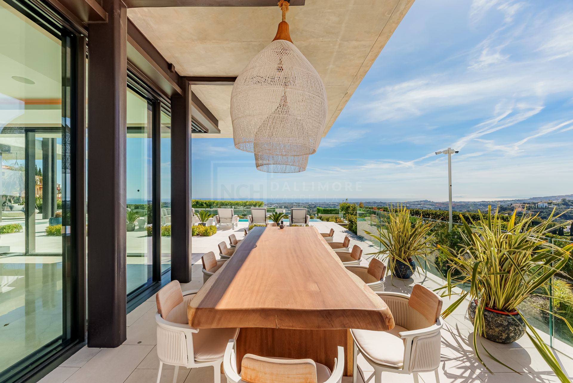 Excepcional Villa Moderna con Vistas Panorámicas al Mar y Spa Privado en Benahavís