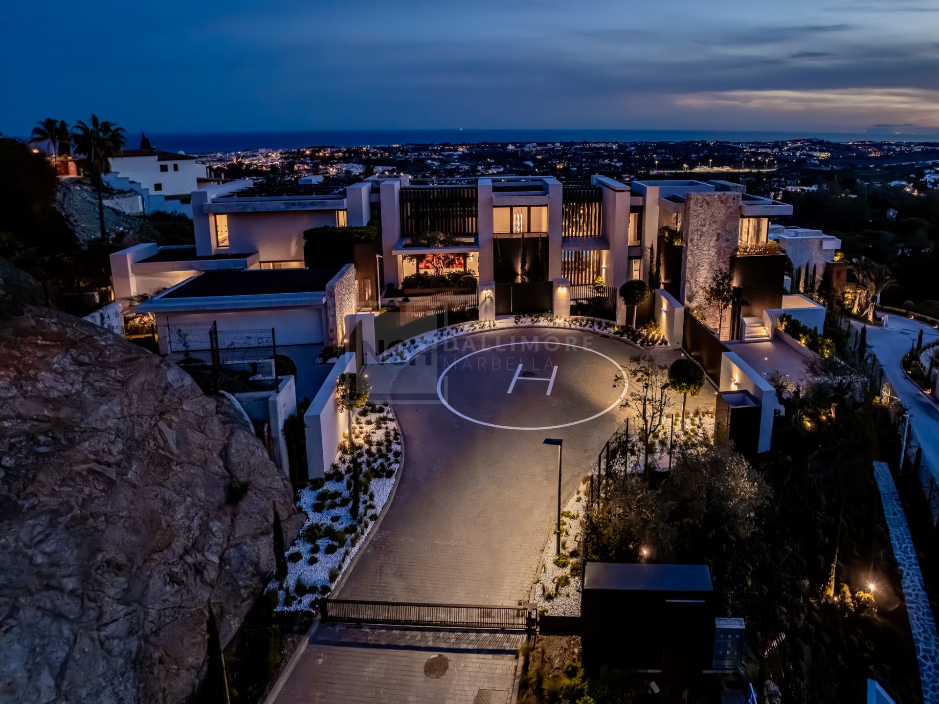 Excepcional Villa Moderna con Vistas Panorámicas al Mar y Spa Privado en Benahavís