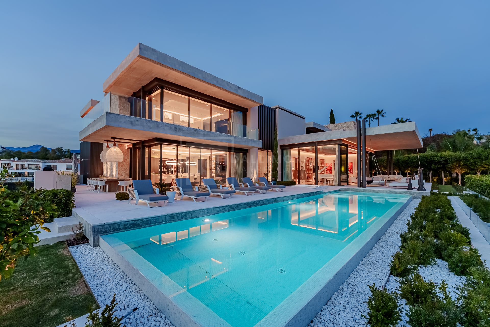 Excepcional Villa Moderna con Vistas Panorámicas al Mar y Spa Privado en Benahavís