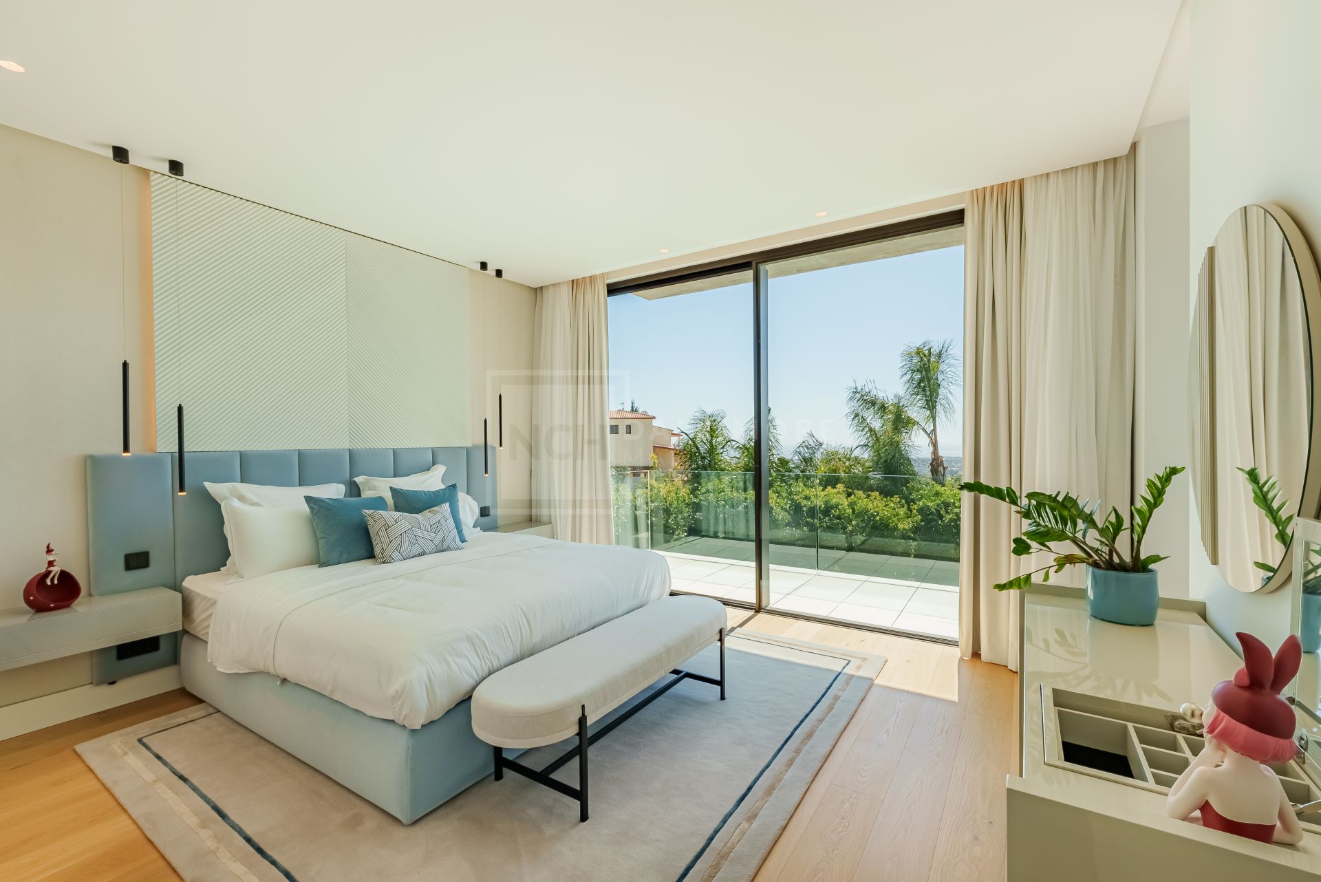 Excepcional Villa Moderna con Vistas Panorámicas al Mar y Spa Privado en Benahavís