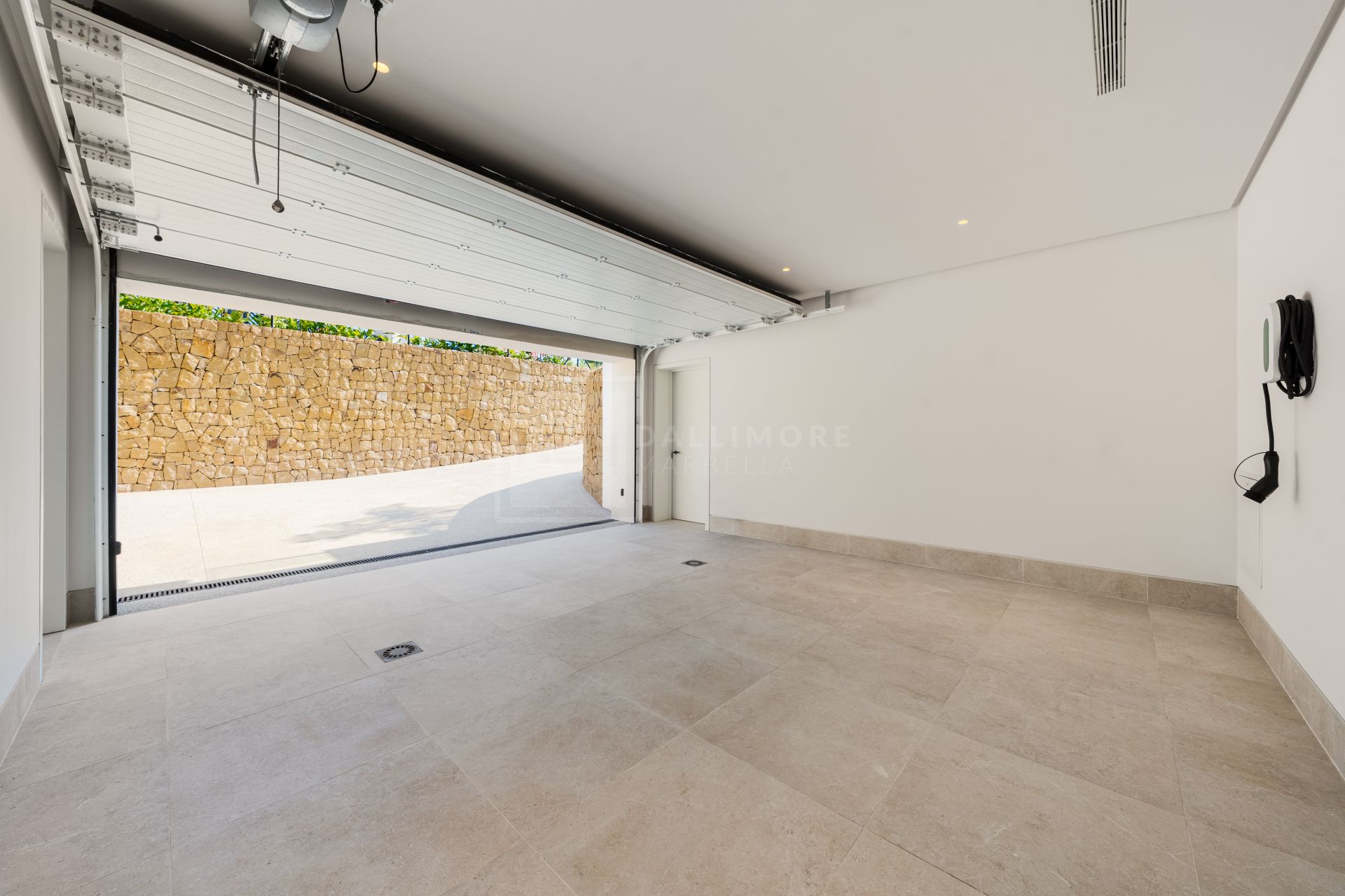 Modern Architectural Masterpiece With Infinity Pool And Rooftop Entertaining Space