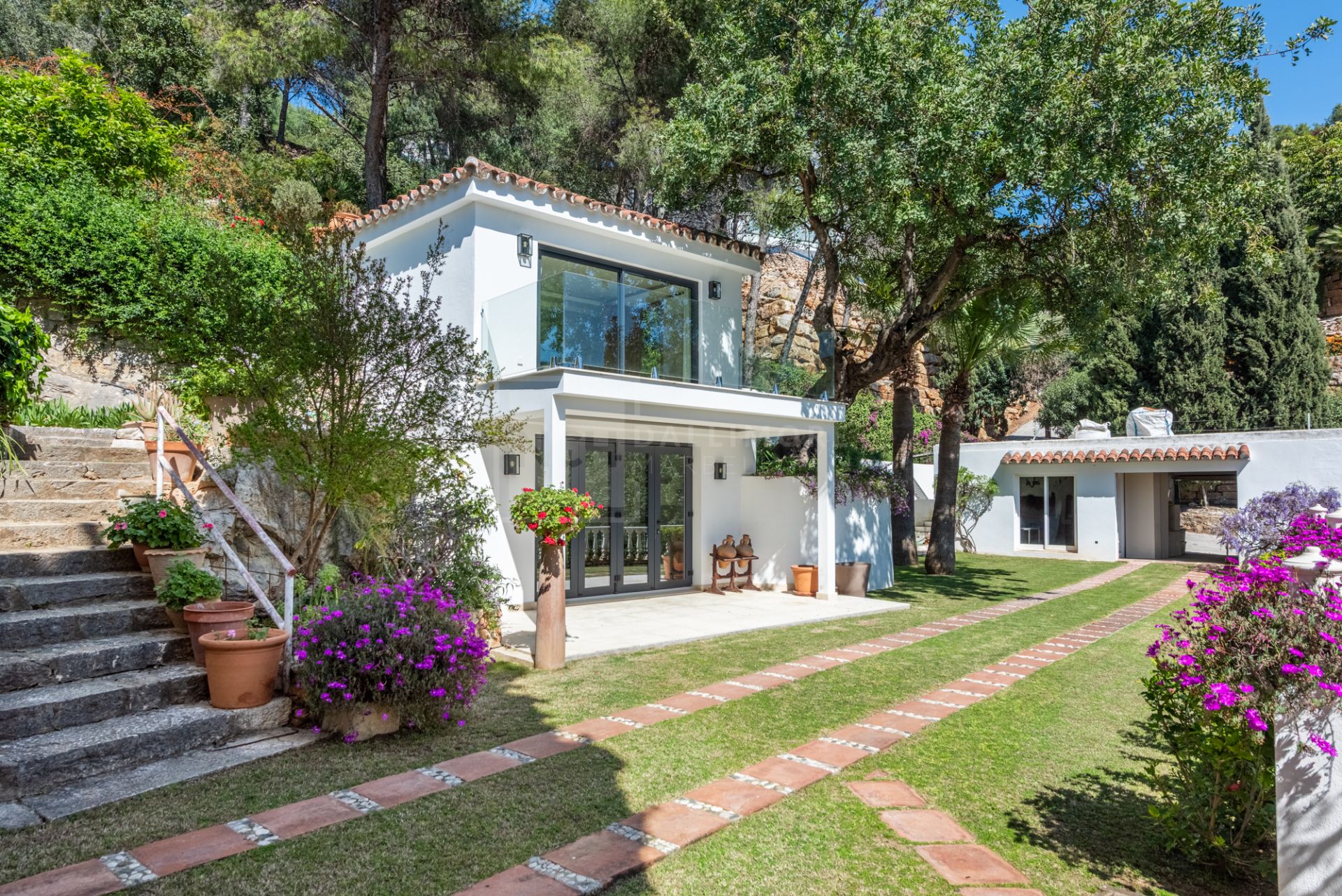 Charming Villa with Panoramic Sea Views in La Montua, Marbella