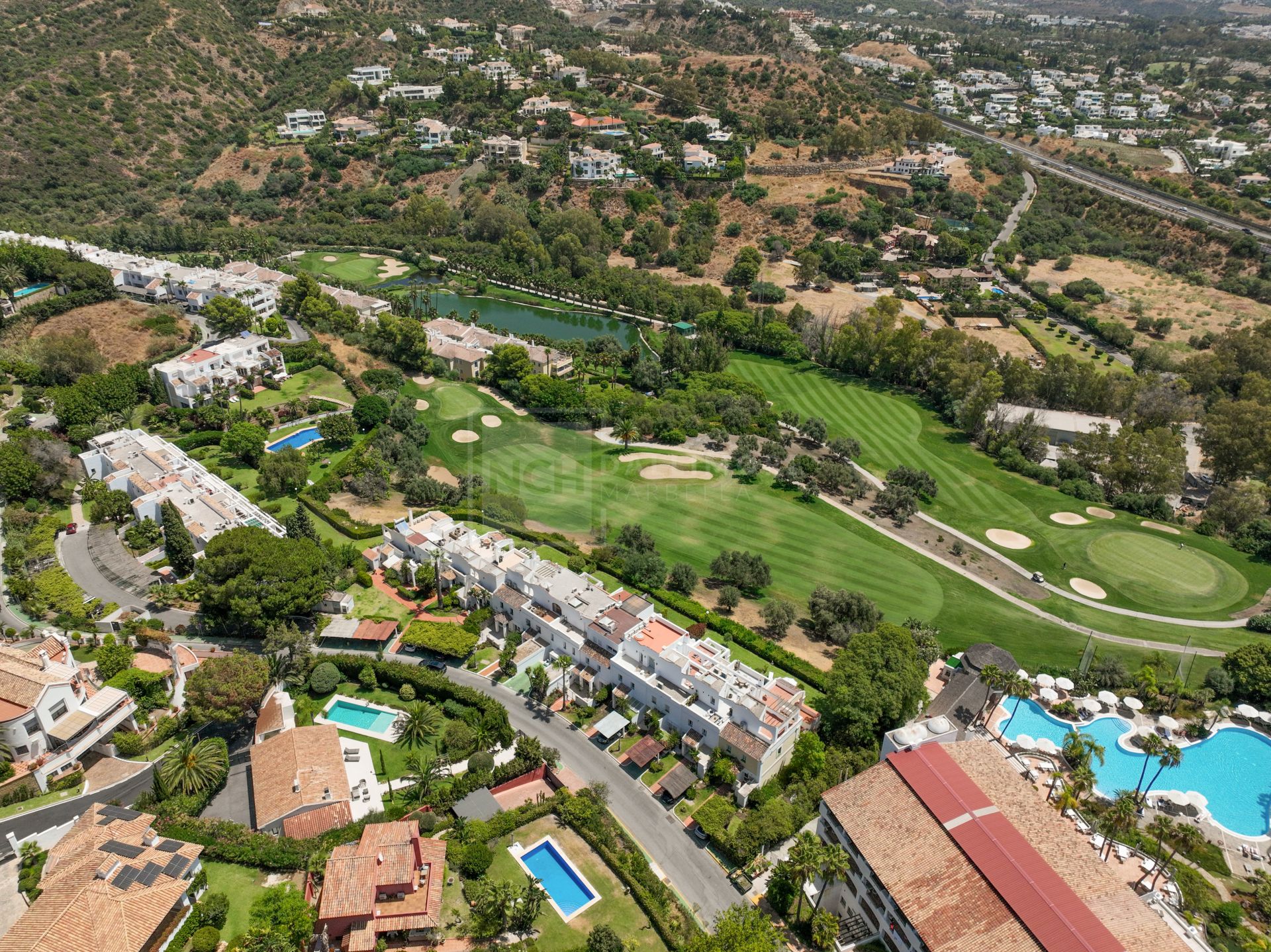 Hermosa vivienda renovada de 4 dormitorios con terrazas y jardín privado