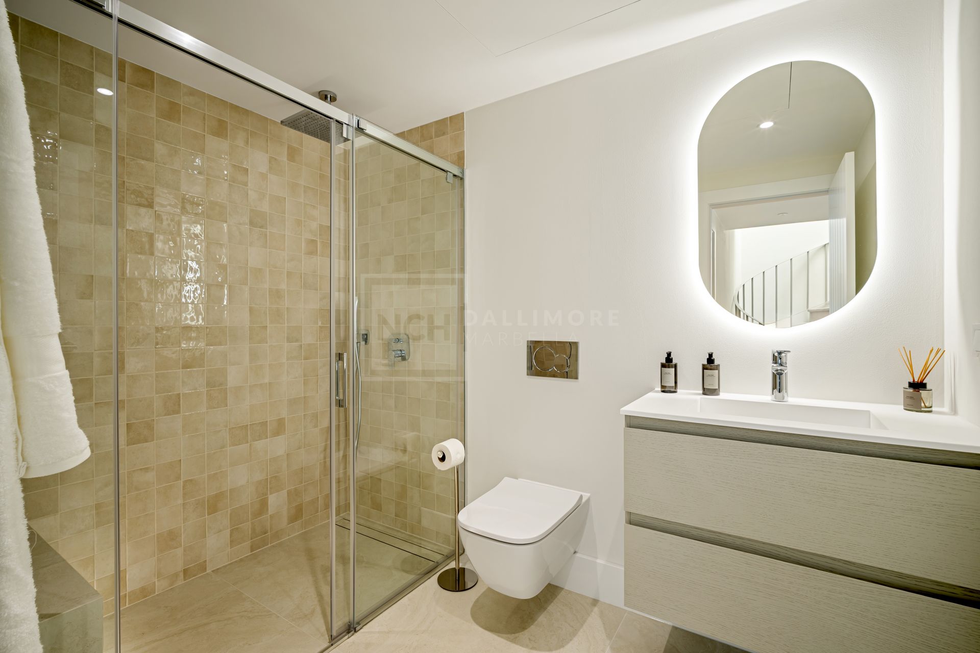 Hermosa vivienda renovada de 4 dormitorios con terrazas y jardín privado