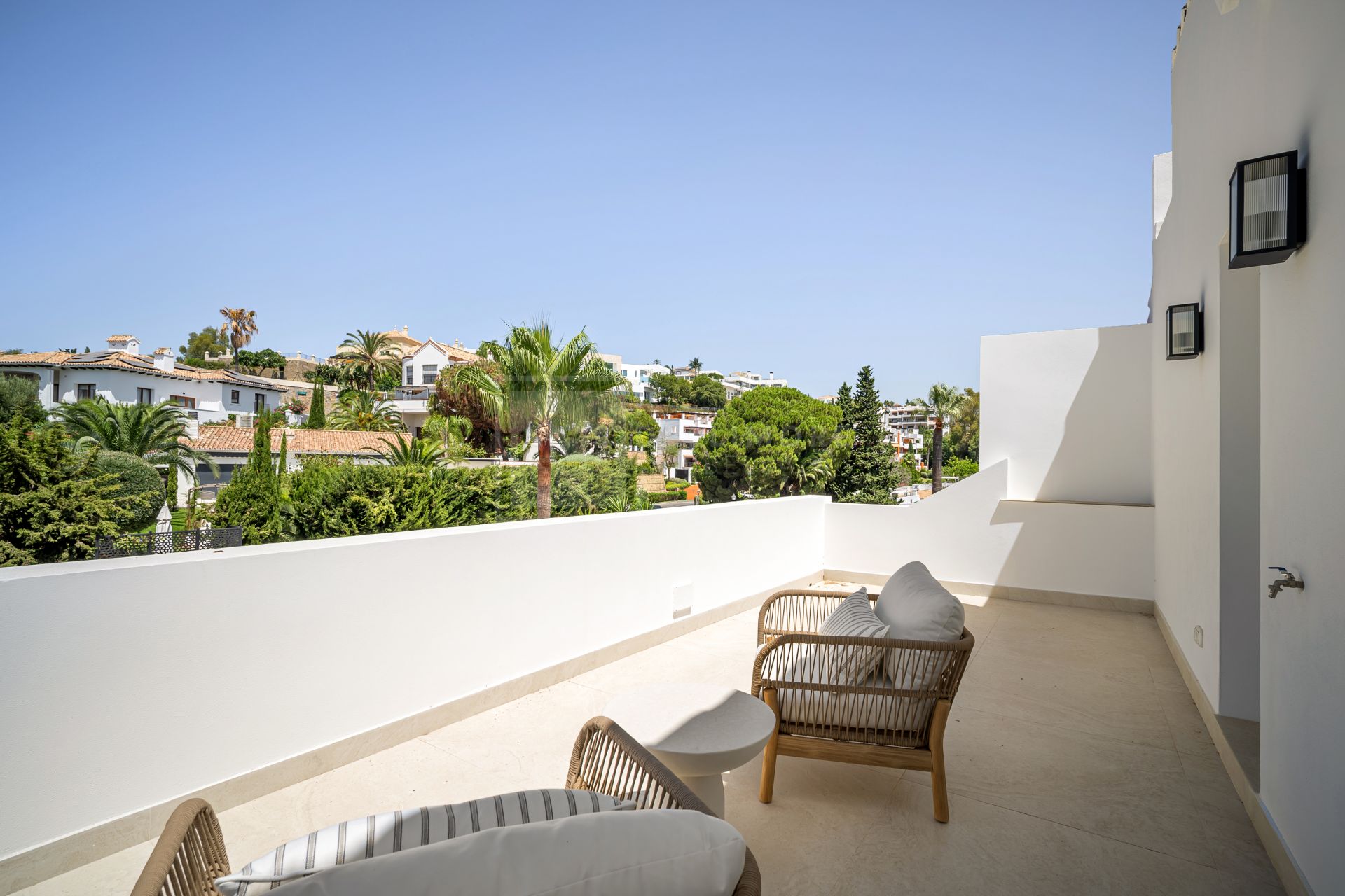Hermosa vivienda renovada de 4 dormitorios con terrazas y jardín privado