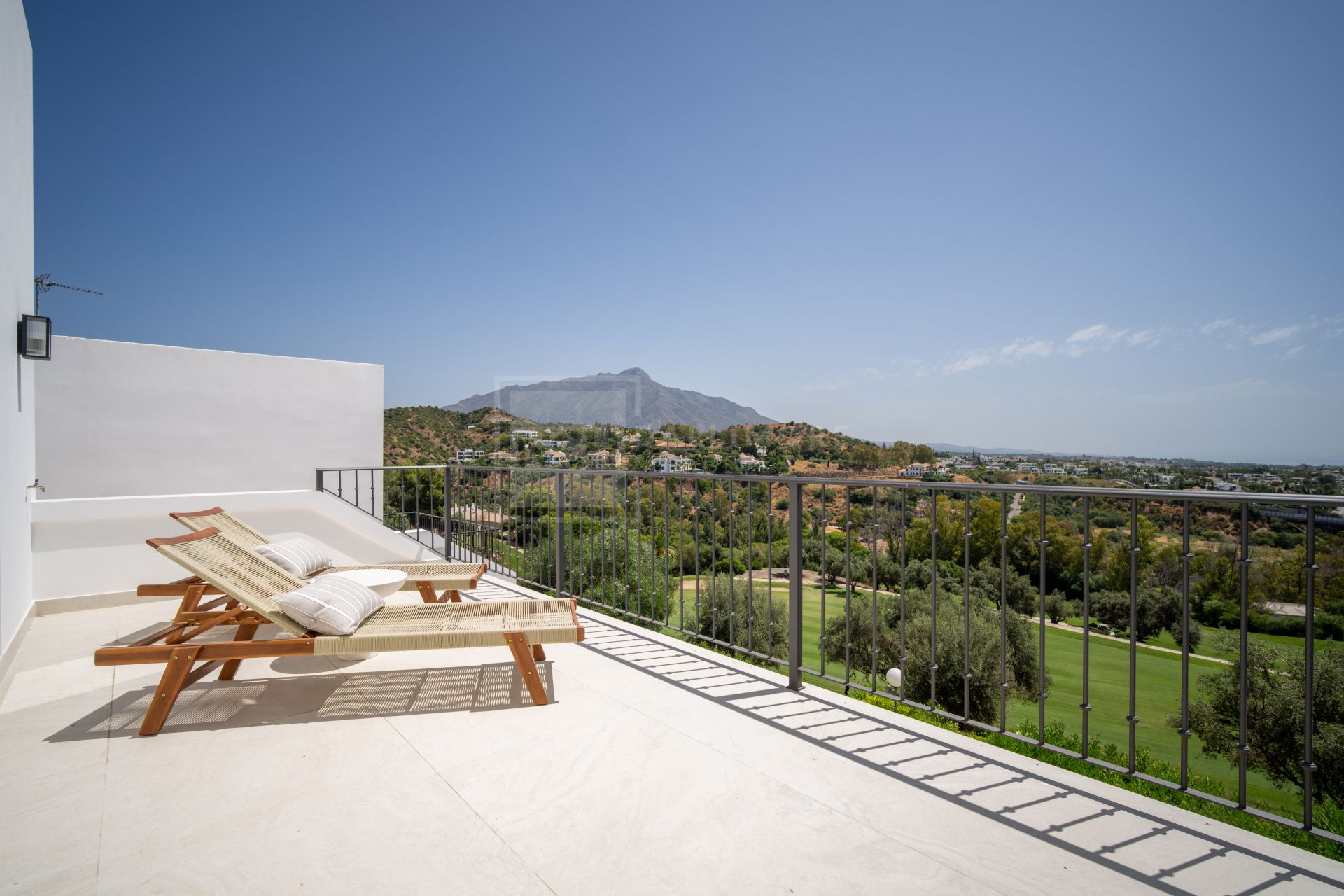 Hermosa vivienda renovada de 4 dormitorios con terrazas y jardín privado