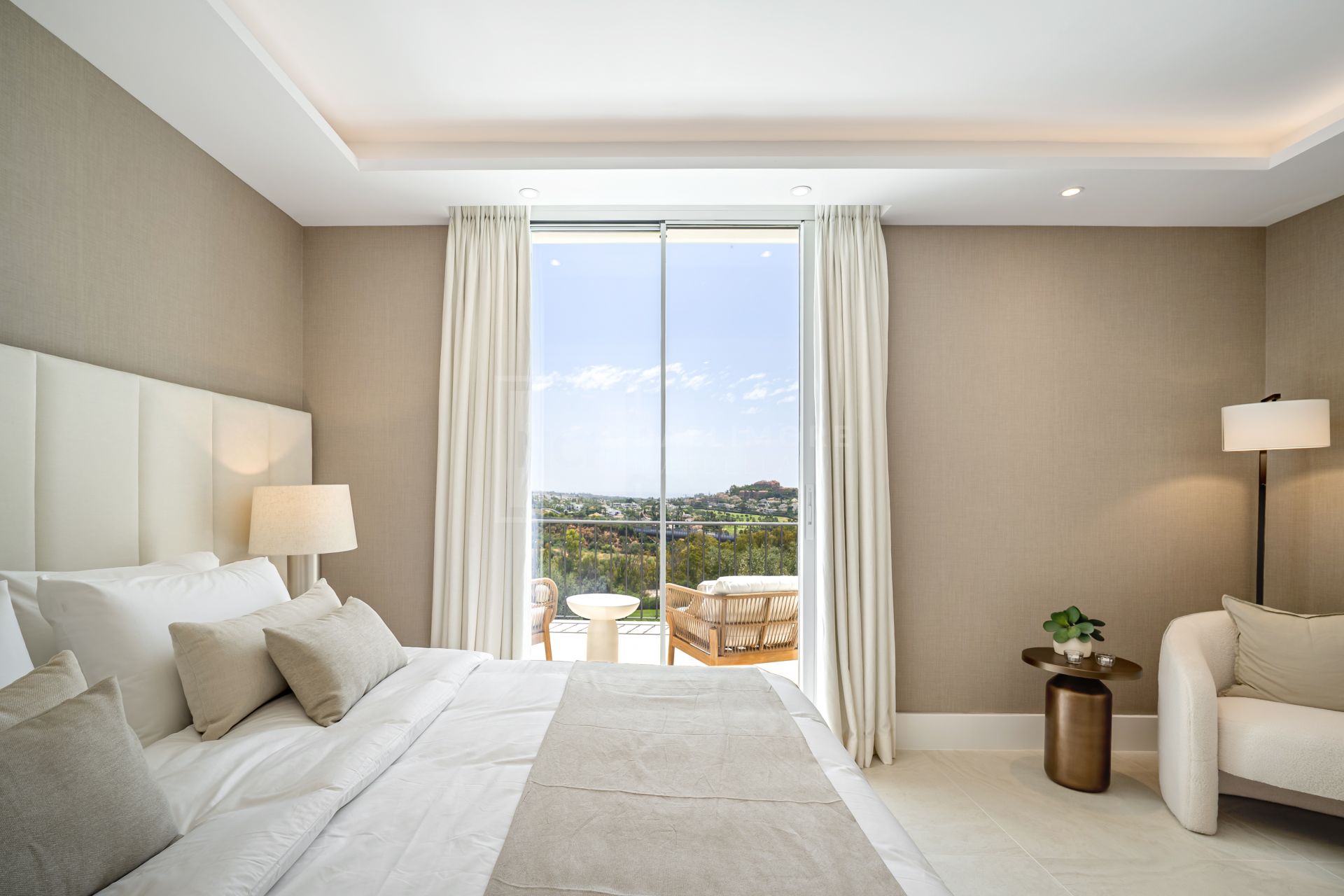 Hermosa vivienda renovada de 4 dormitorios con terrazas y jardín privado