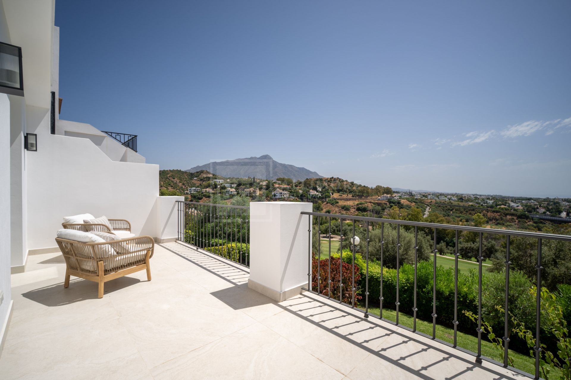 Hermosa vivienda renovada de 4 dormitorios con terrazas y jardín privado